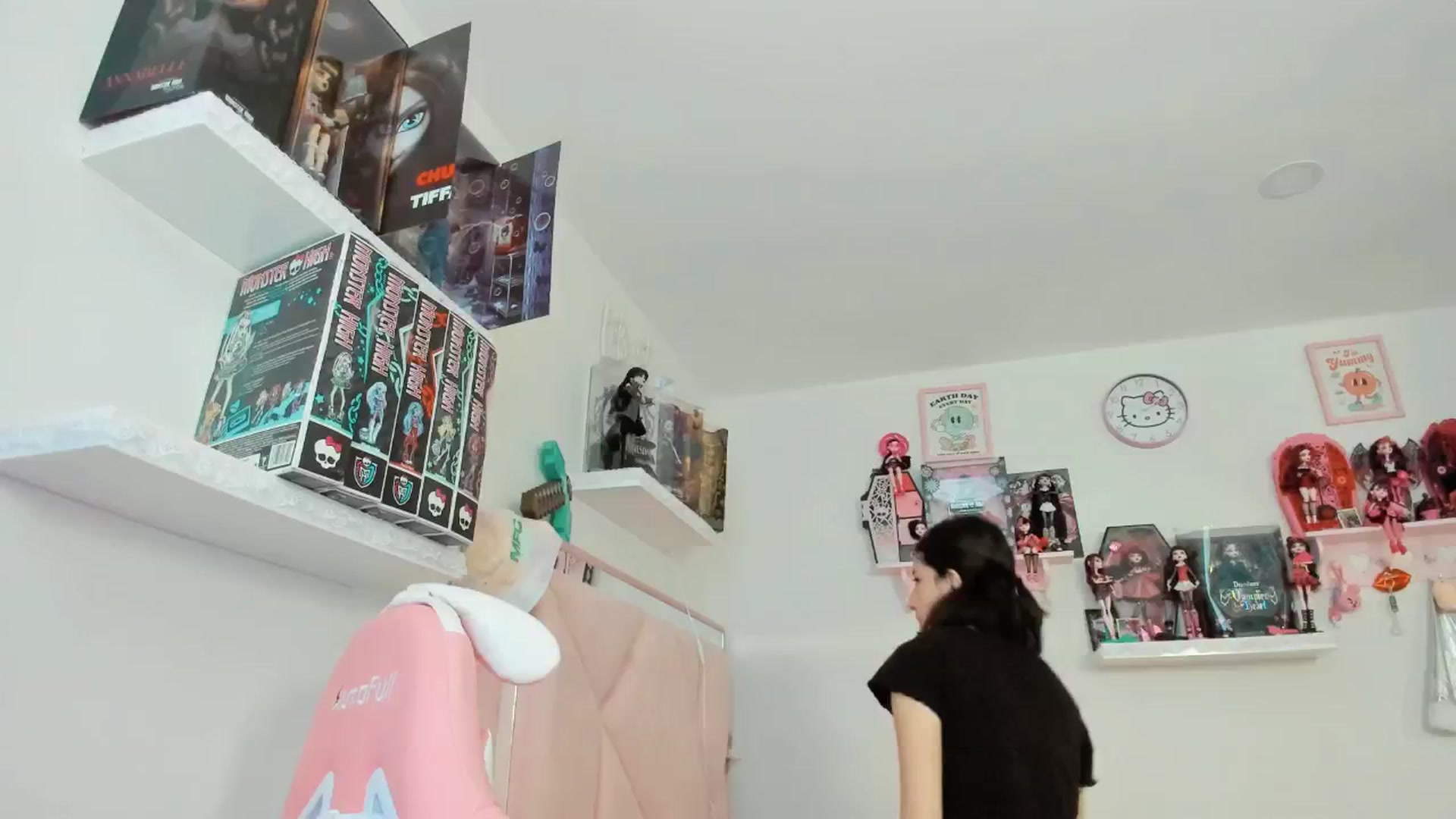Gallery image thumbnail from Cherrycute666's myfreecams stream on, 12/16/2024, 23:30 image 17 of 20