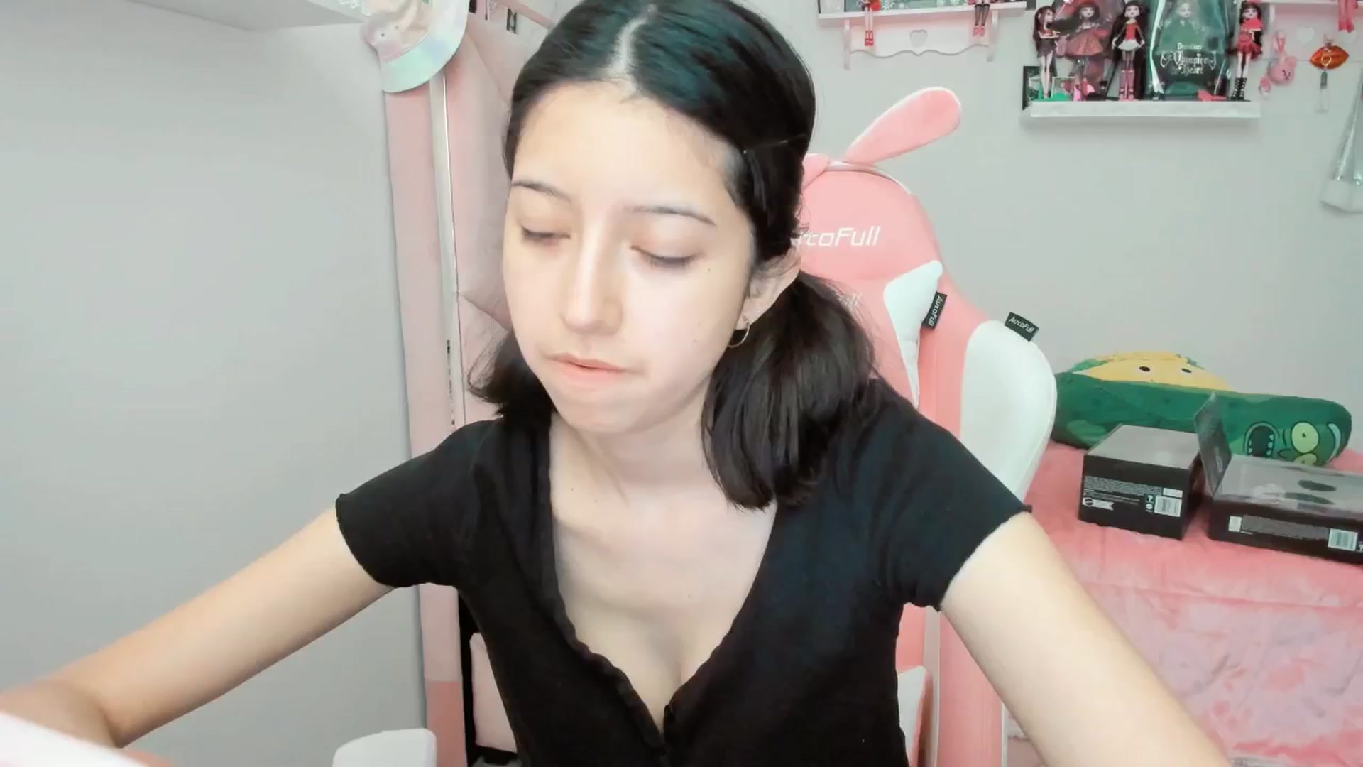 Gallery image thumbnail from Cherrycute666's myfreecams stream on, 12/16/2024, 23:30 image 4 of 20