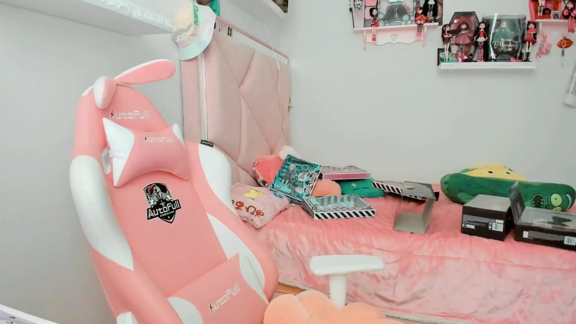 Gallery image thumbnail from Cherrycute666's myfreecams stream on, 12/16/2024, 23:30 image 1 of 20