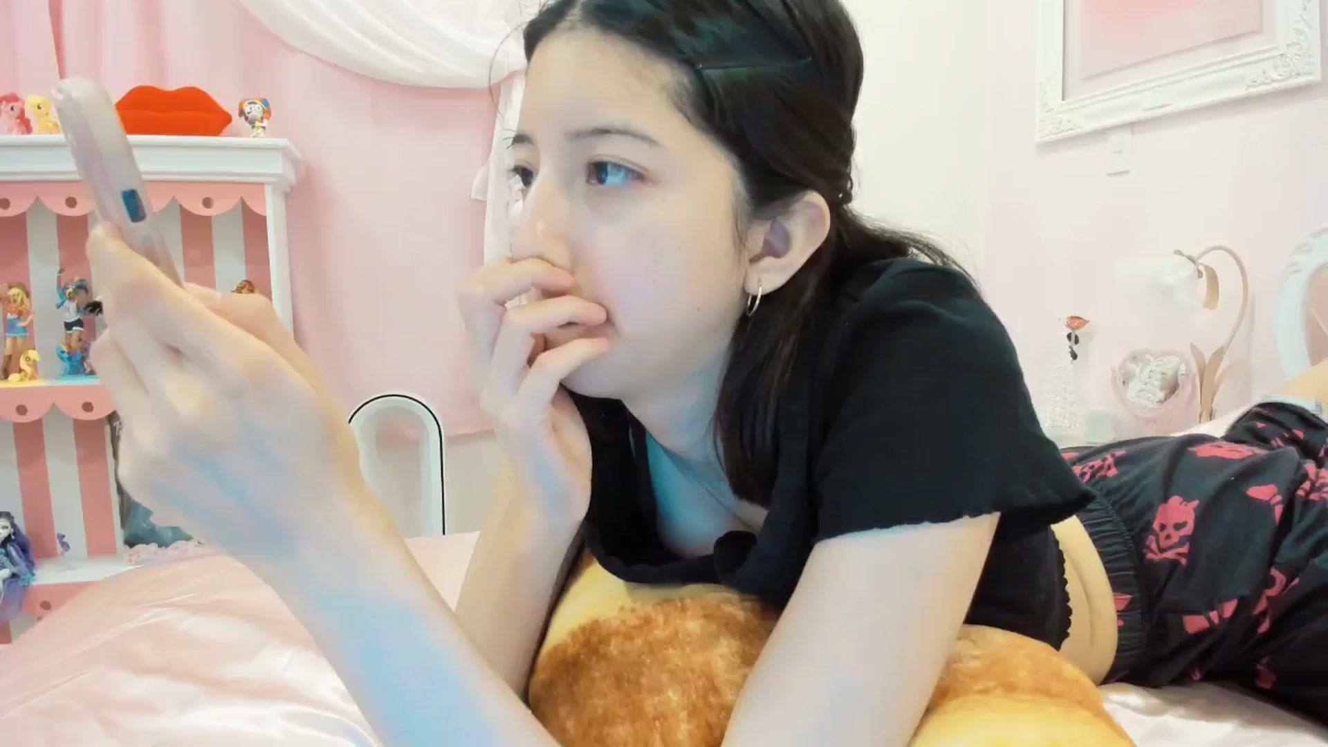 Gallery image thumbnail from Cherrycute666's myfreecams stream on, 12/17/2024, 24:31 image 17 of 20