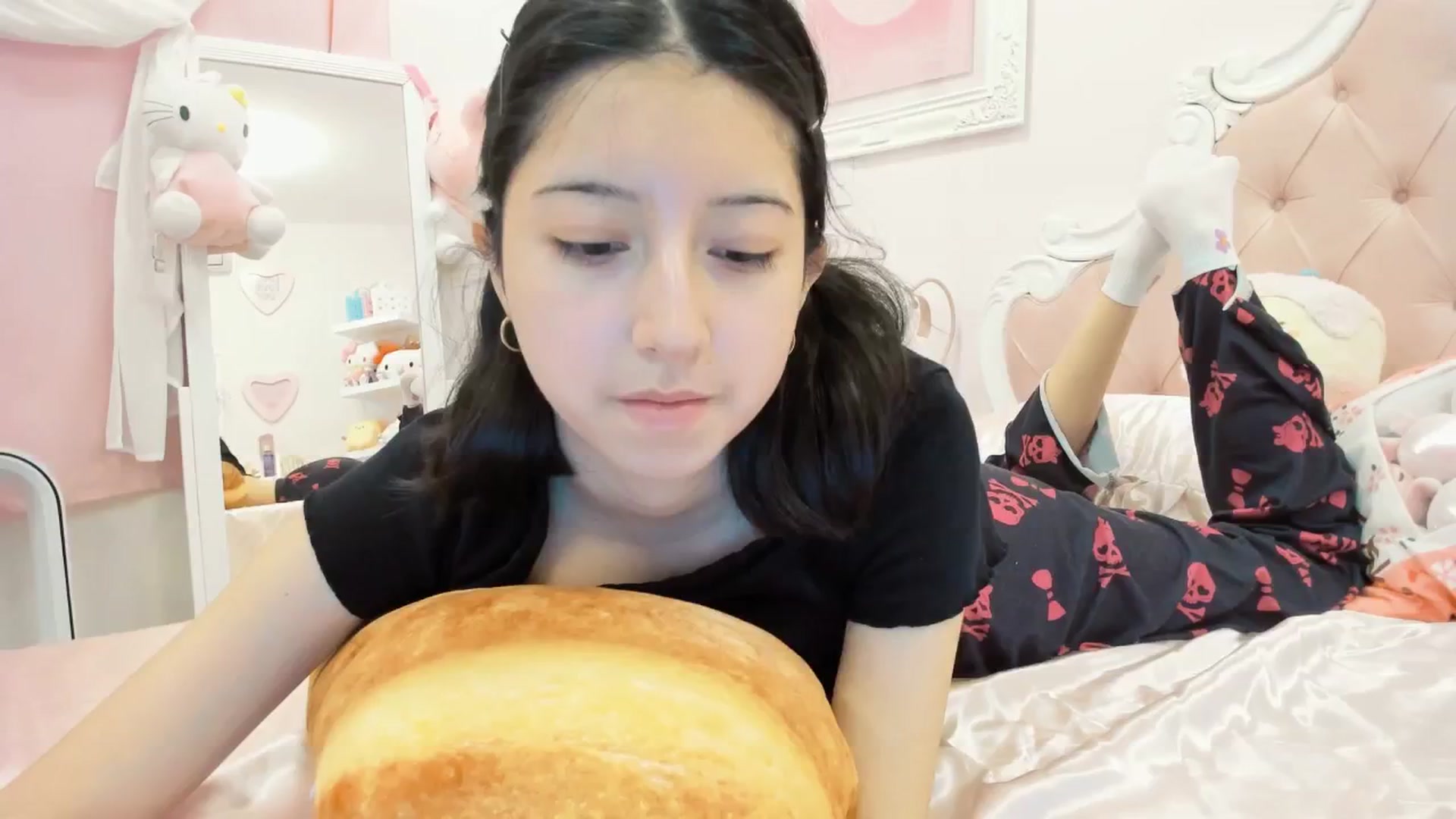 Gallery image thumbnail from Cherrycute666's myfreecams stream on, 12/17/2024, 24:31 image 14 of 20