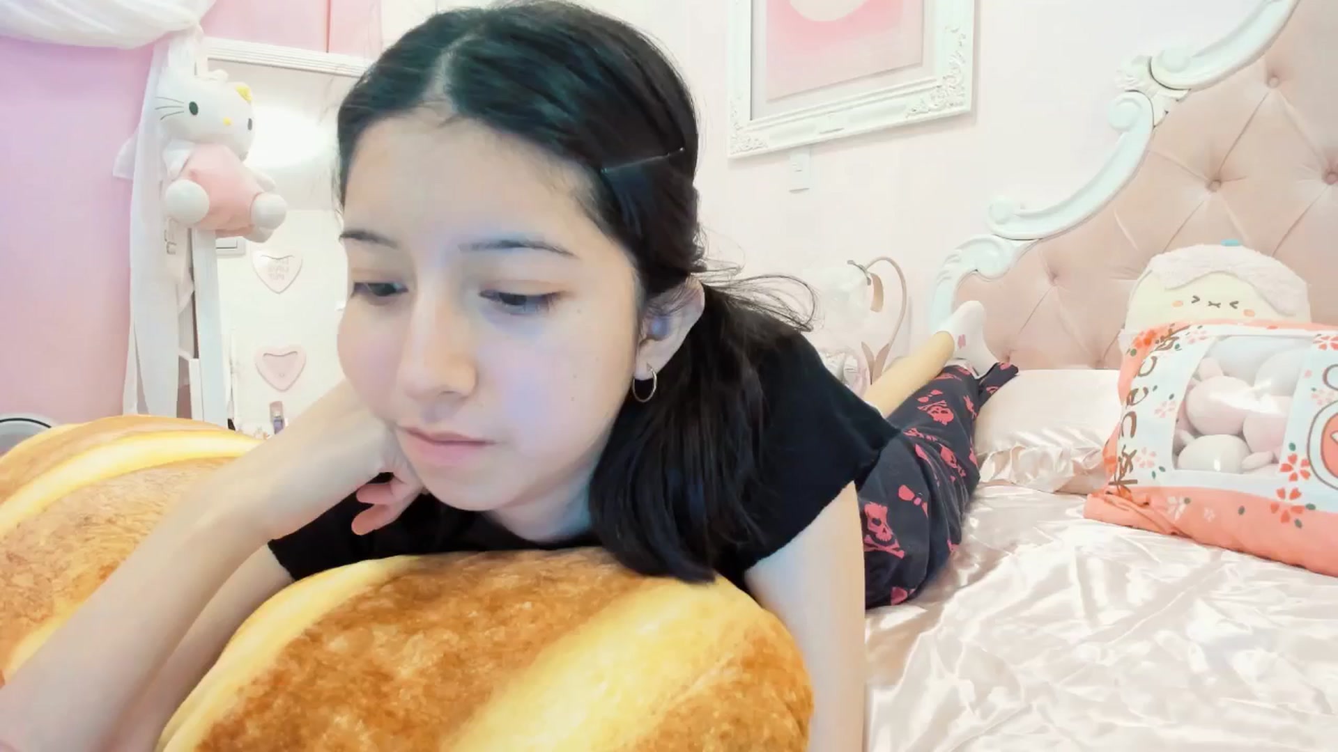 Gallery image thumbnail from Cherrycute666's myfreecams stream on, 12/17/2024, 24:31 image 5 of 20