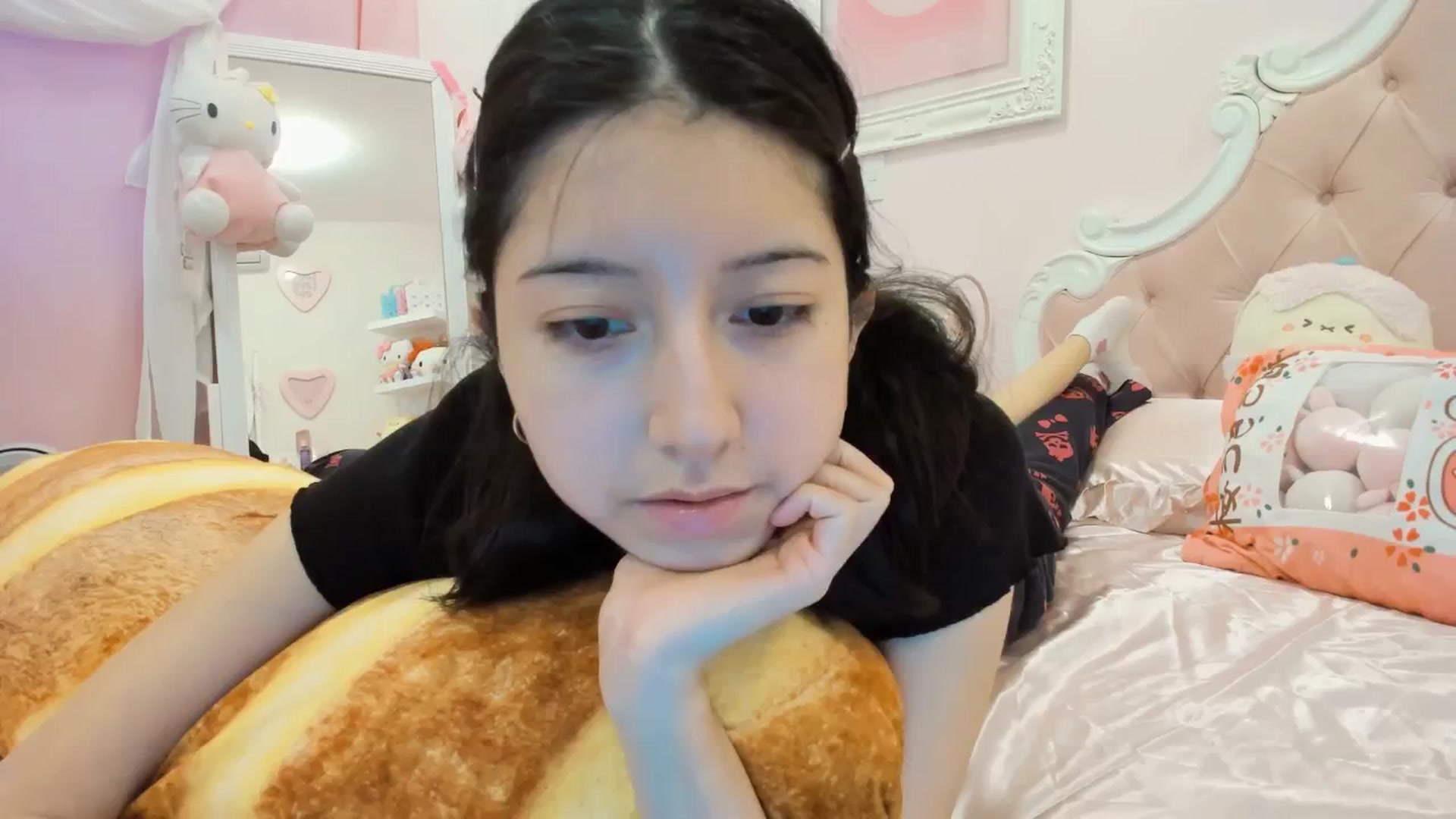 Gallery image thumbnail from Cherrycute666's myfreecams stream on, 12/17/2024, 24:31 image 2 of 20