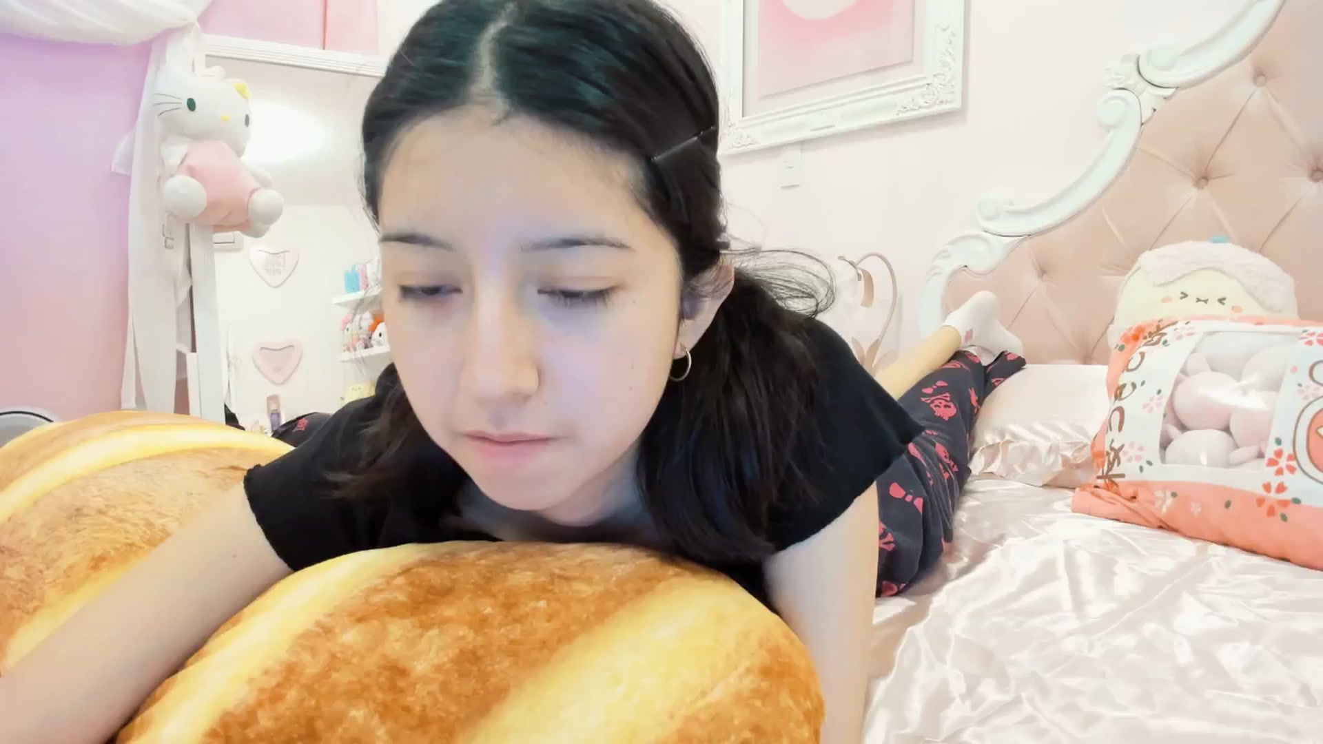 Gallery image thumbnail from Cherrycute666's myfreecams stream on, 12/17/2024, 24:31 image 3 of 20
