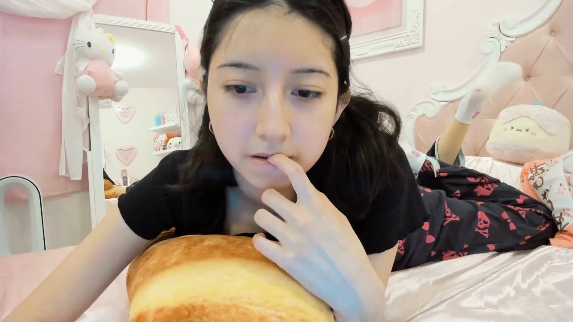 Gallery image thumbnail from Cherrycute666's myfreecams stream on, 12/17/2024, 24:31 image 11 of 20