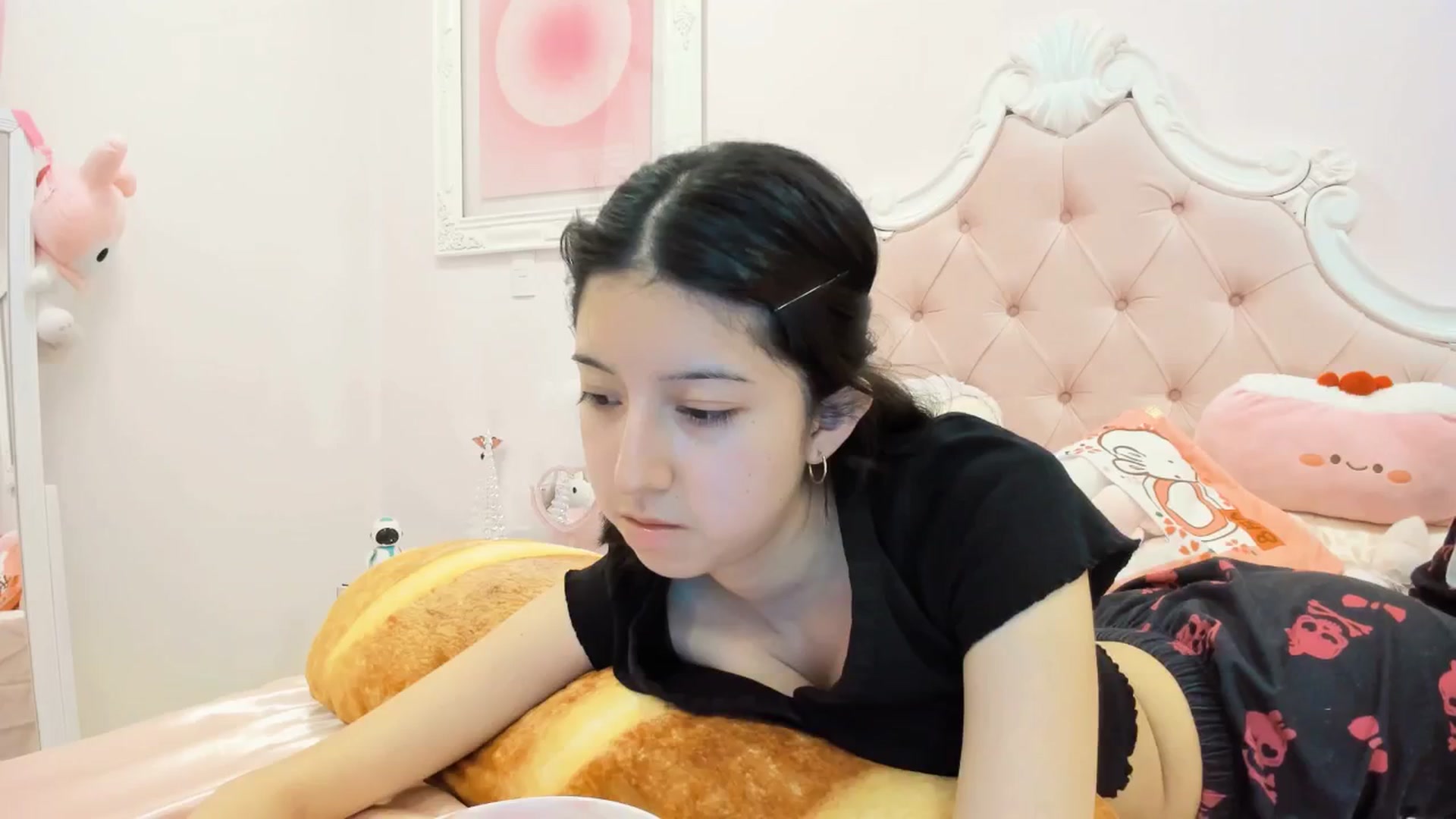 Gallery image thumbnail from Cherrycute666's myfreecams stream on, 12/17/2024, 01:16 image 12 of 20