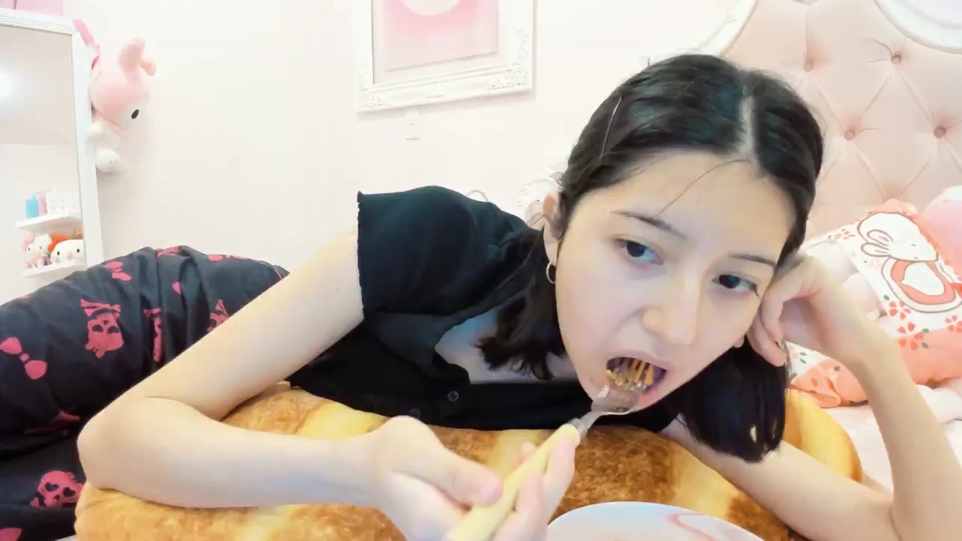 Gallery image thumbnail from Cherrycute666's myfreecams stream on, 12/17/2024, 01:16 image 2 of 20