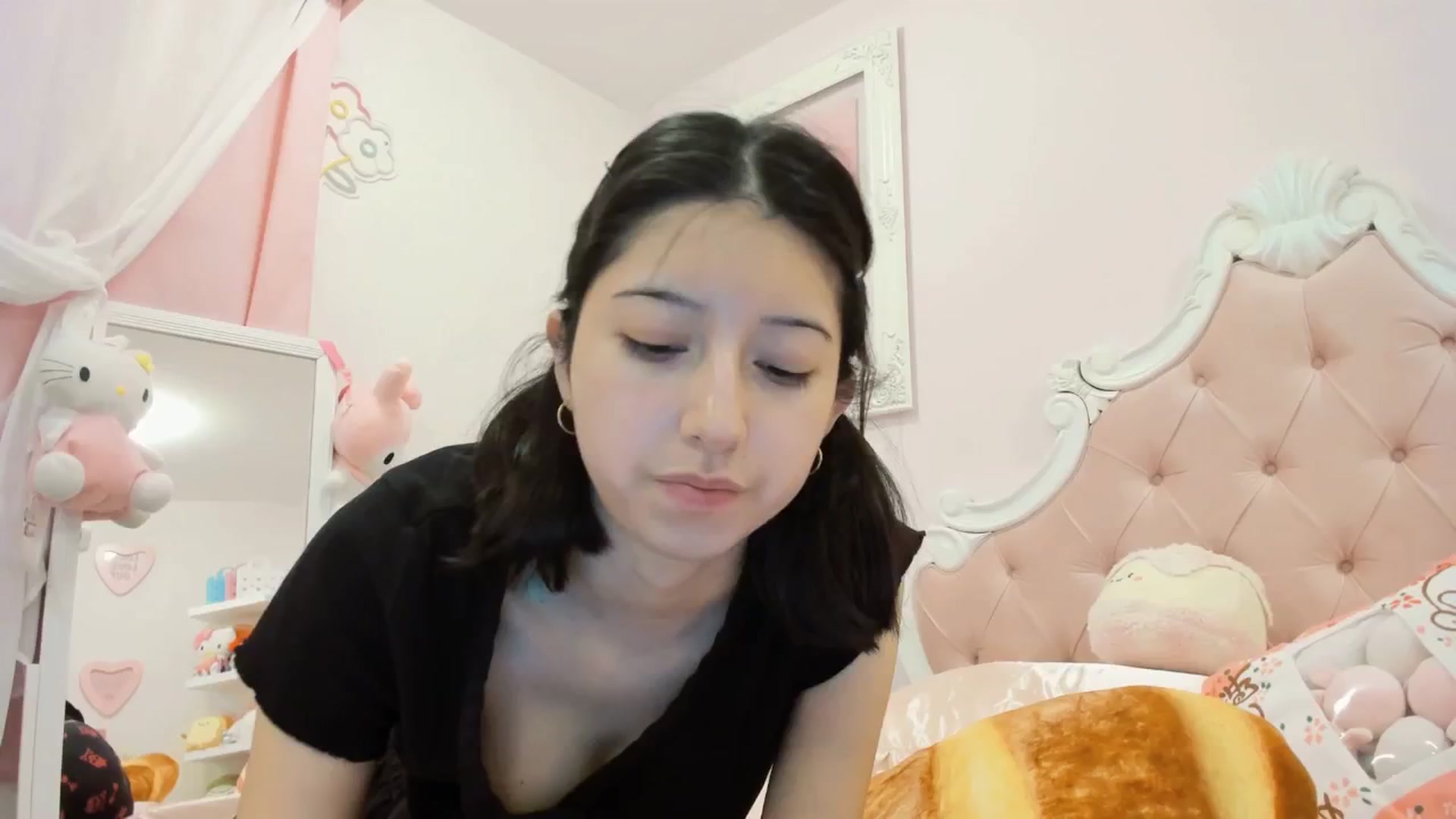 Gallery image thumbnail from Cherrycute666's myfreecams stream on, 12/17/2024, 01:16 image 4 of 20