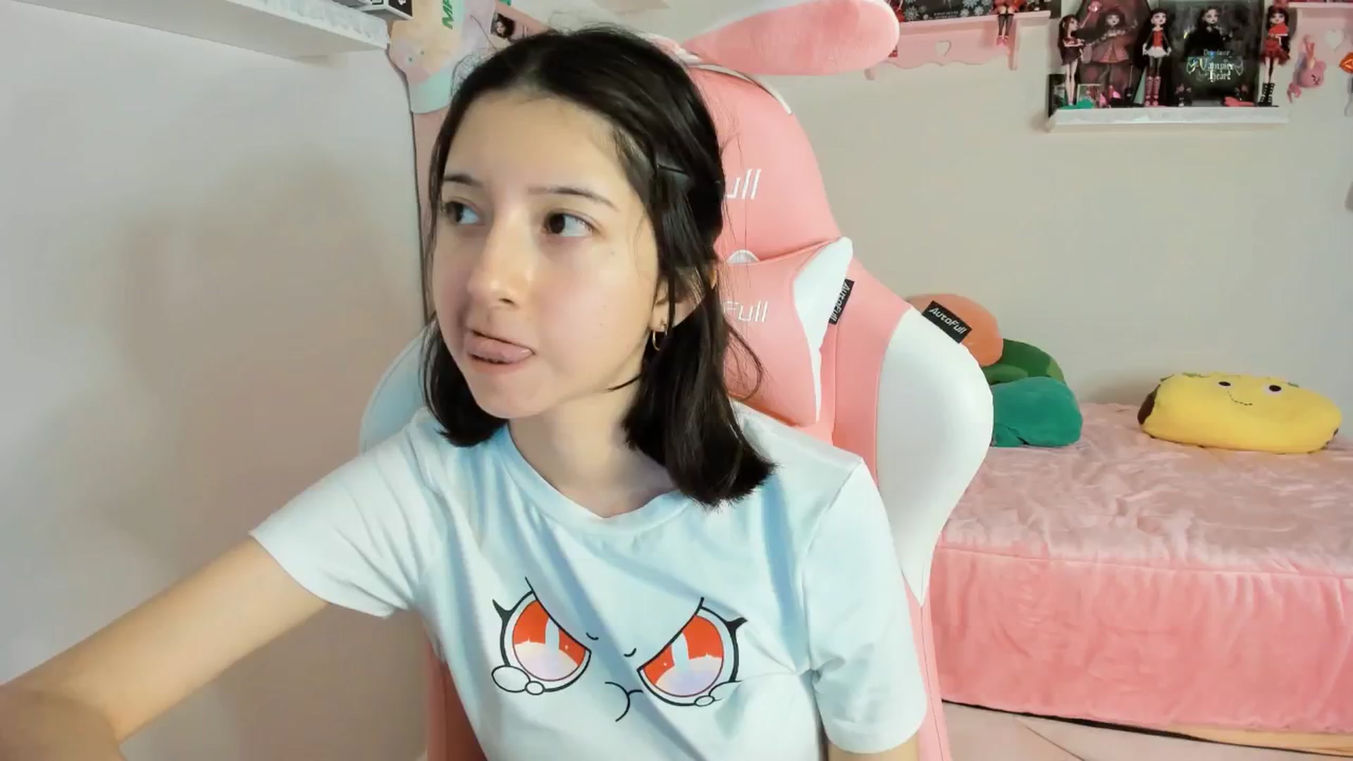 Gallery image thumbnail from Cherrycute666's myfreecams stream on, 12/18/2024, 07:10 image 17 of 20