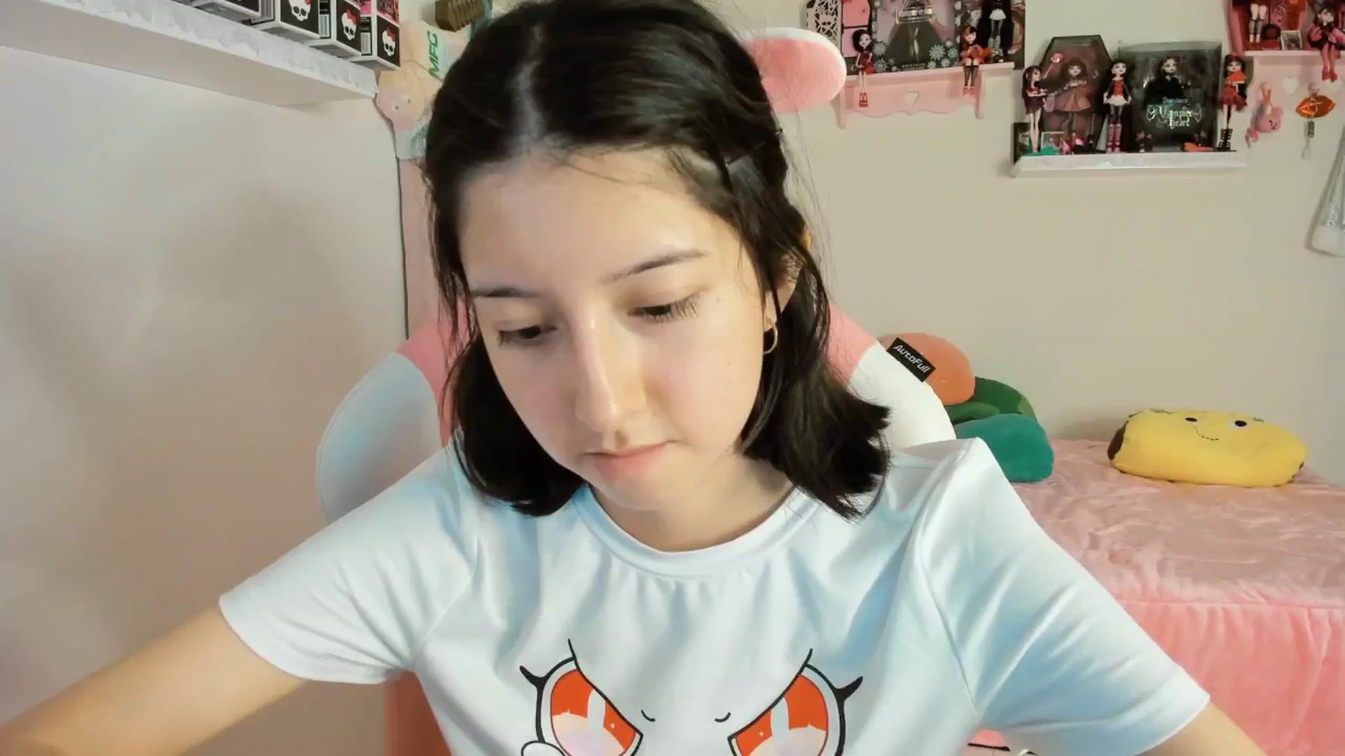 Gallery image thumbnail from Cherrycute666's myfreecams stream on, 12/18/2024, 07:10 image 9 of 20