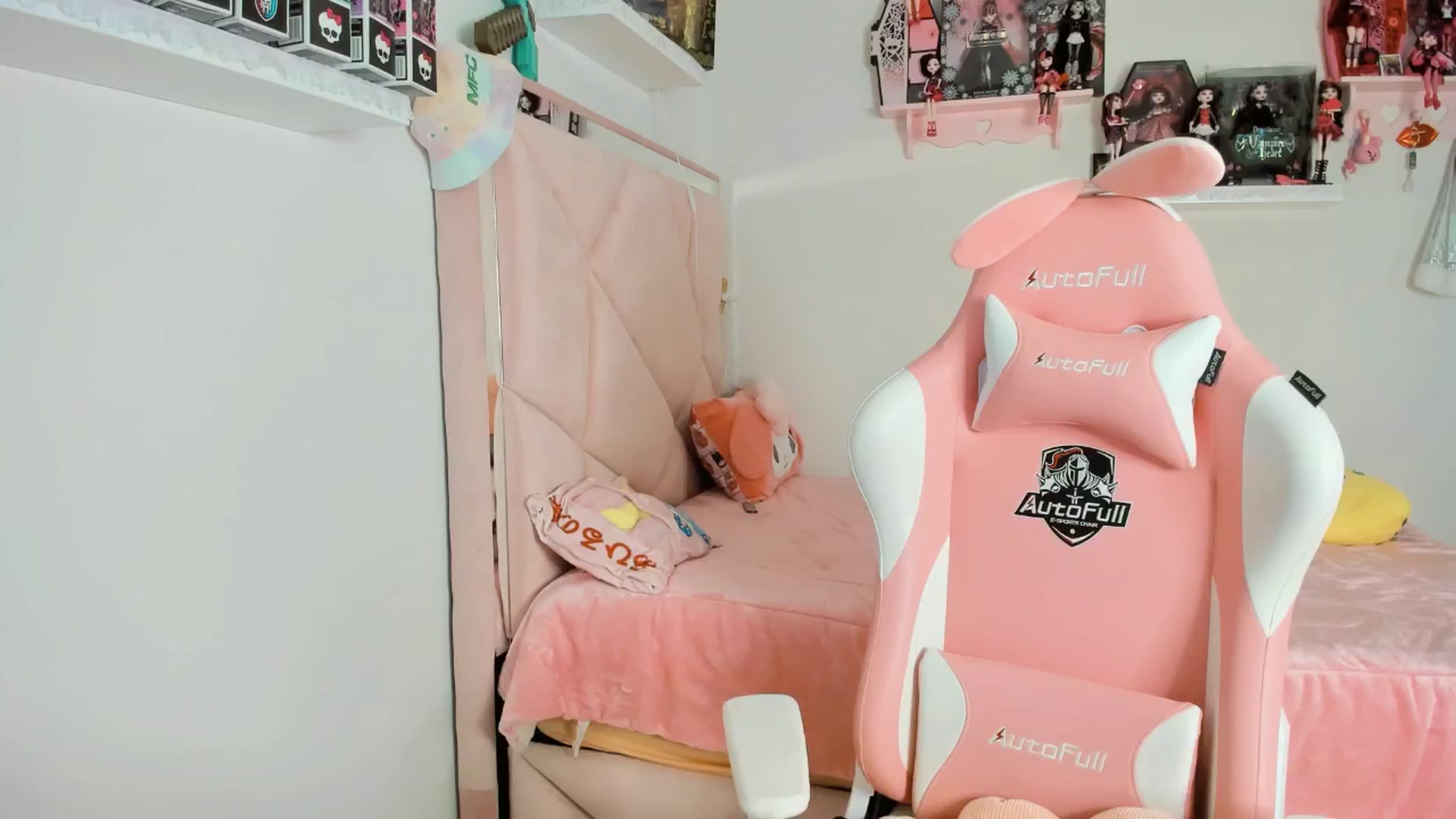 Gallery image thumbnail from Cherrycute666's myfreecams stream on, 12/18/2024, 07:10 image 13 of 20