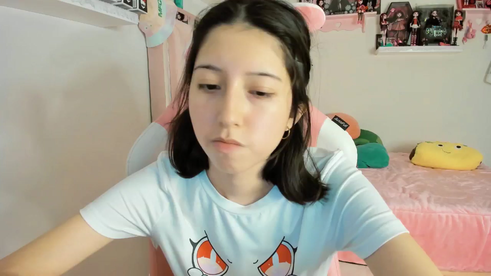 Gallery image thumbnail from Cherrycute666's myfreecams stream on, 12/18/2024, 07:10 image 15 of 20