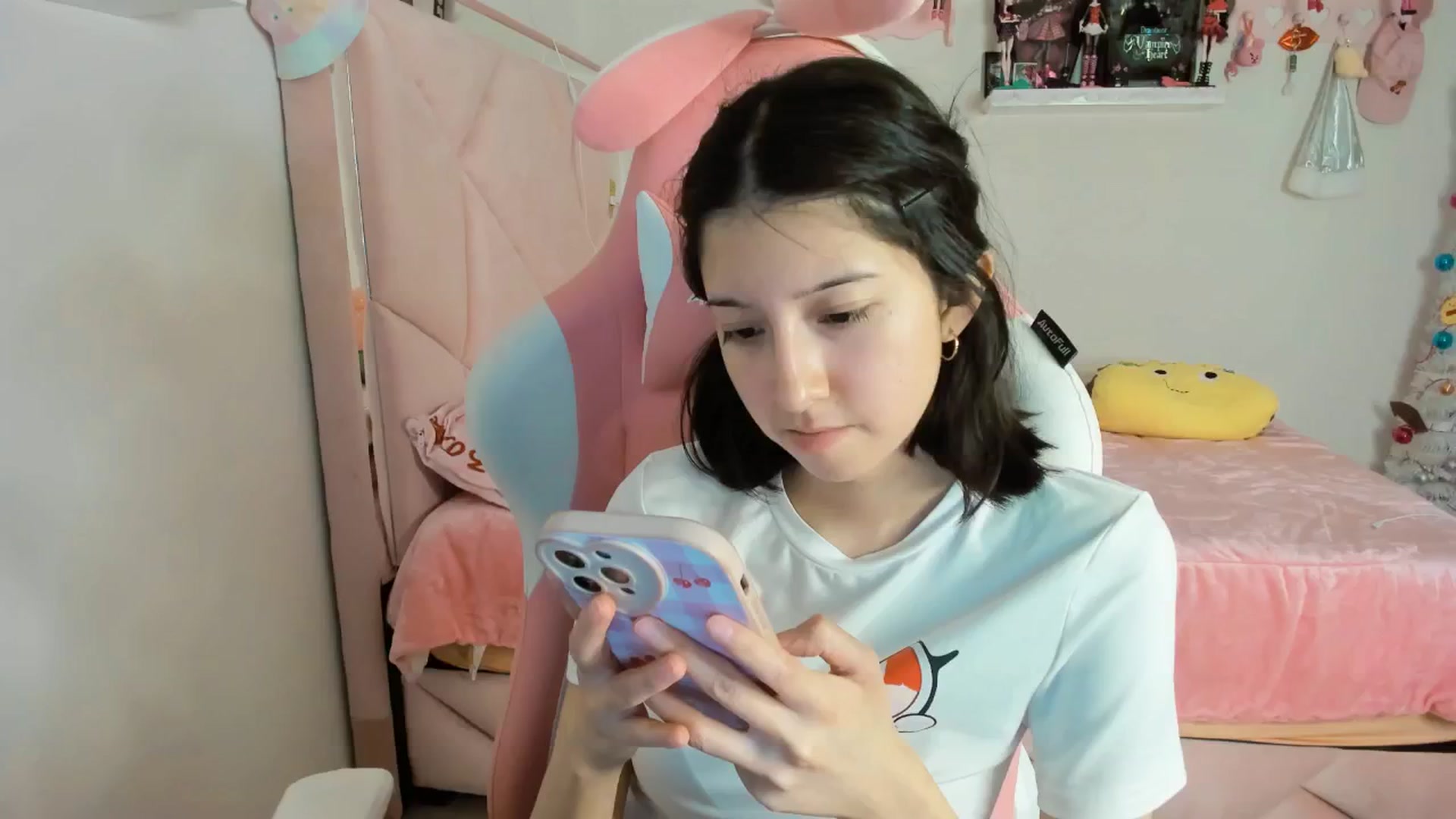 Gallery image thumbnail from Cherrycute666's myfreecams stream on, 12/18/2024, 07:22 image 17 of 20