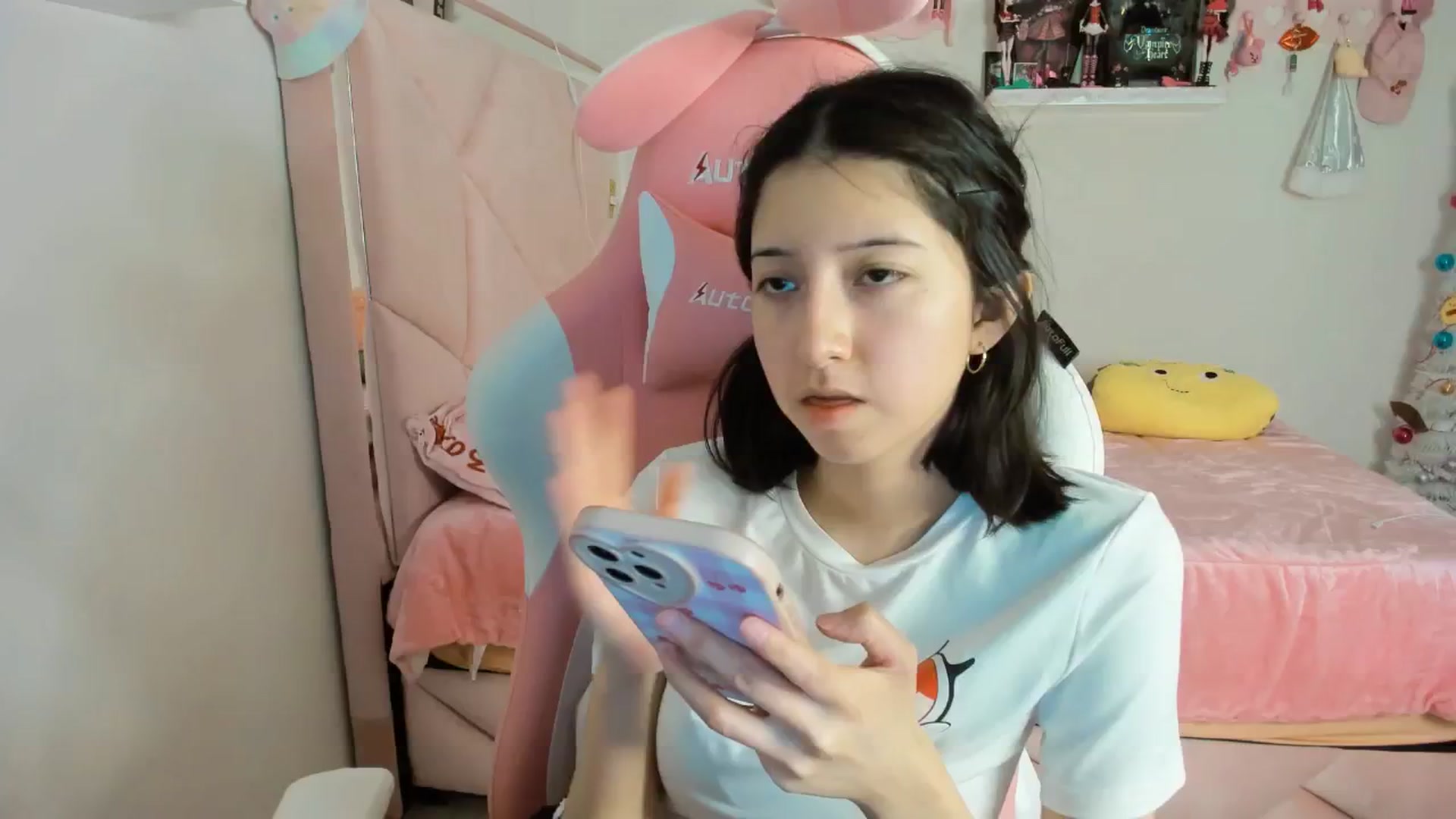 Gallery image thumbnail from Cherrycute666's myfreecams stream on, 12/18/2024, 07:22 image 20 of 20