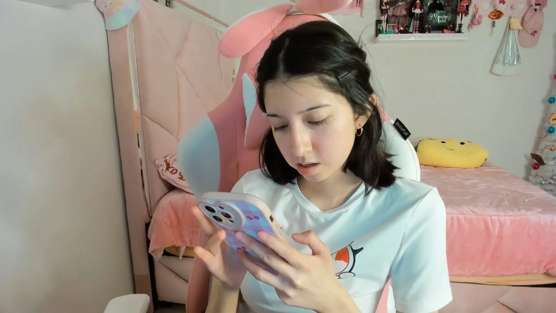 Gallery image thumbnail from Cherrycute666's myfreecams stream on, 12/18/2024, 07:22 image 16 of 20