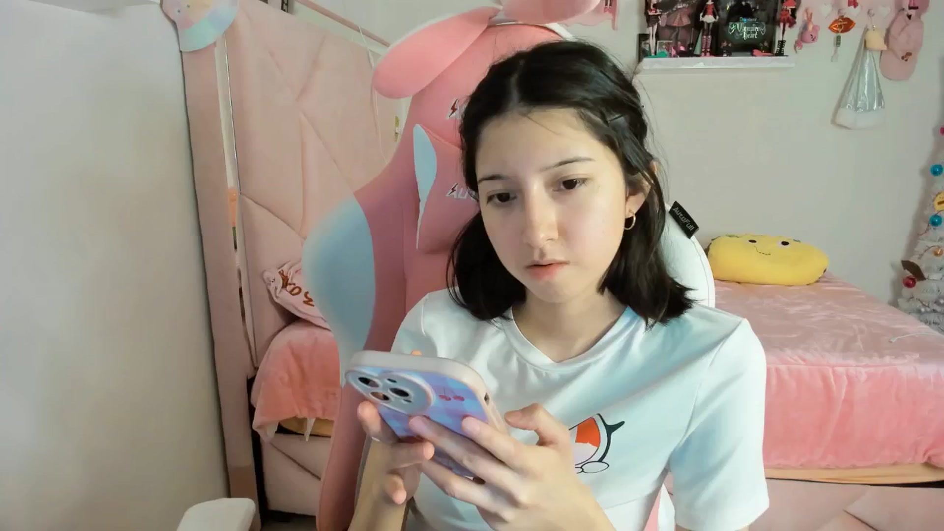 Gallery image thumbnail from Cherrycute666's myfreecams stream on, 12/18/2024, 07:22 image 19 of 20