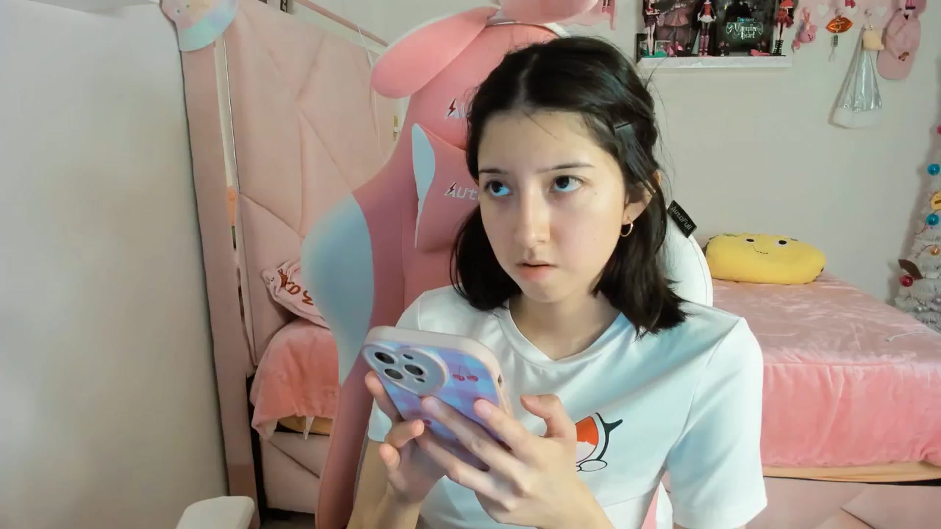 Gallery image thumbnail from Cherrycute666's myfreecams stream on, 12/18/2024, 07:22 image 18 of 20
