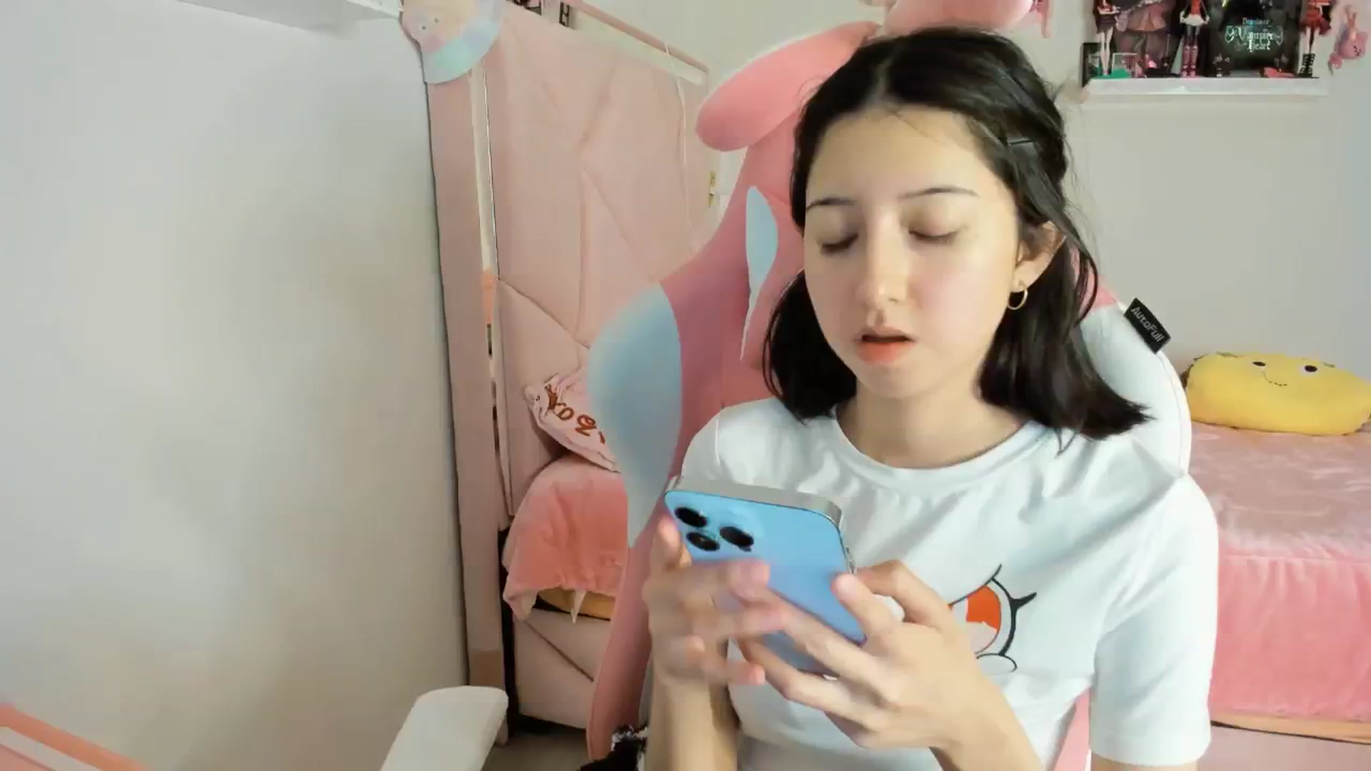 Gallery image thumbnail from Cherrycute666's myfreecams stream on, 12/18/2024, 07:22 image 2 of 20
