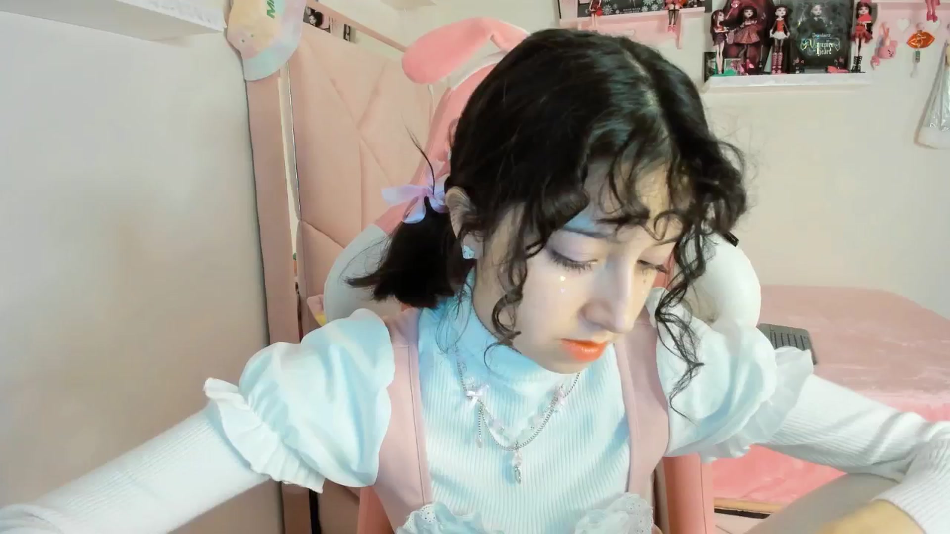 Gallery image thumbnail from Cherrycute666's myfreecams stream on, 12/19/2024, 06:22 image 1 of 20