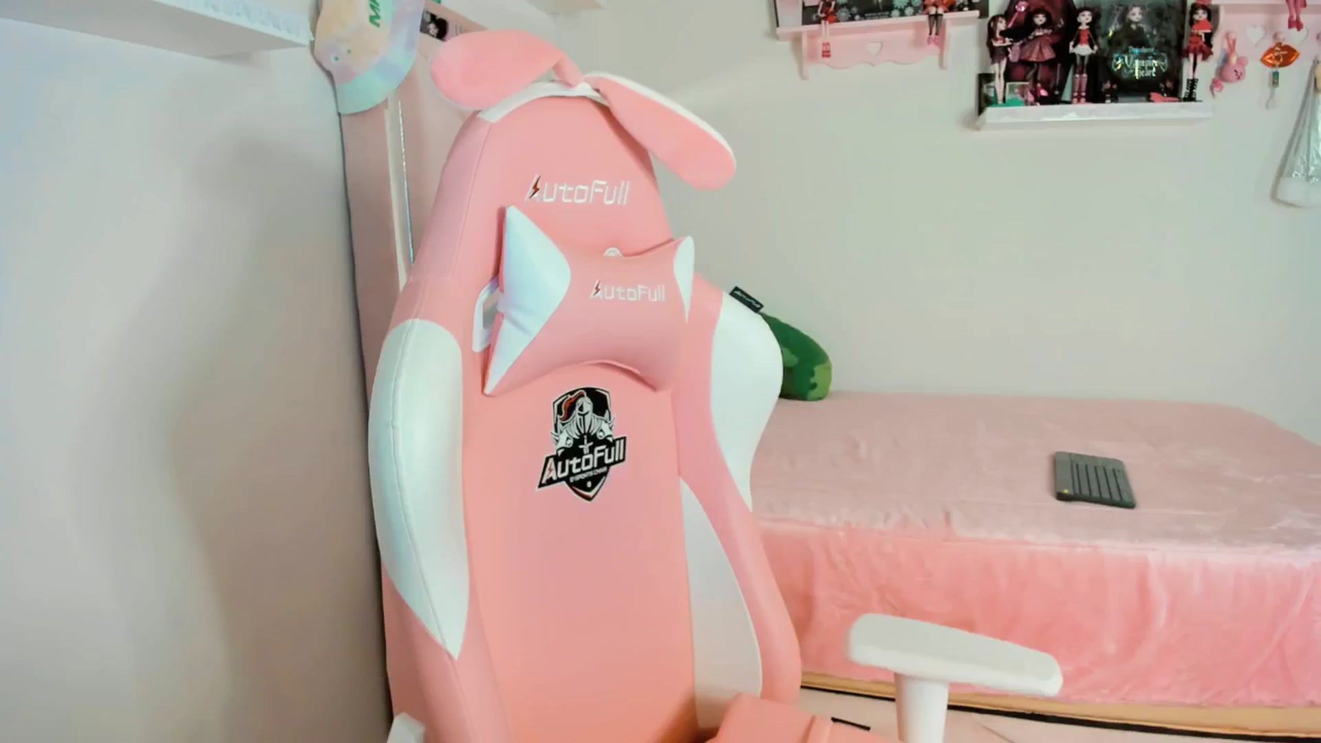 Gallery image thumbnail from Cherrycute666's myfreecams stream on, 12/19/2024, 06:22 image 7 of 20
