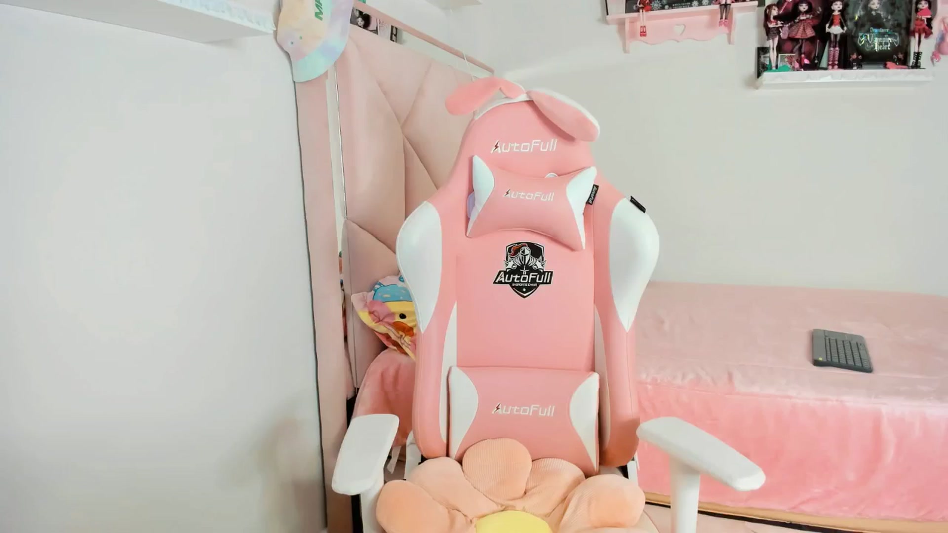 Gallery image thumbnail from Cherrycute666's myfreecams stream on, 12/19/2024, 06:22 image 16 of 20