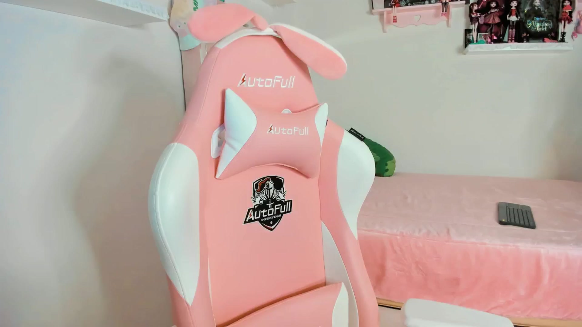 Gallery image thumbnail from Cherrycute666's myfreecams stream on, 12/19/2024, 06:22 image 18 of 20