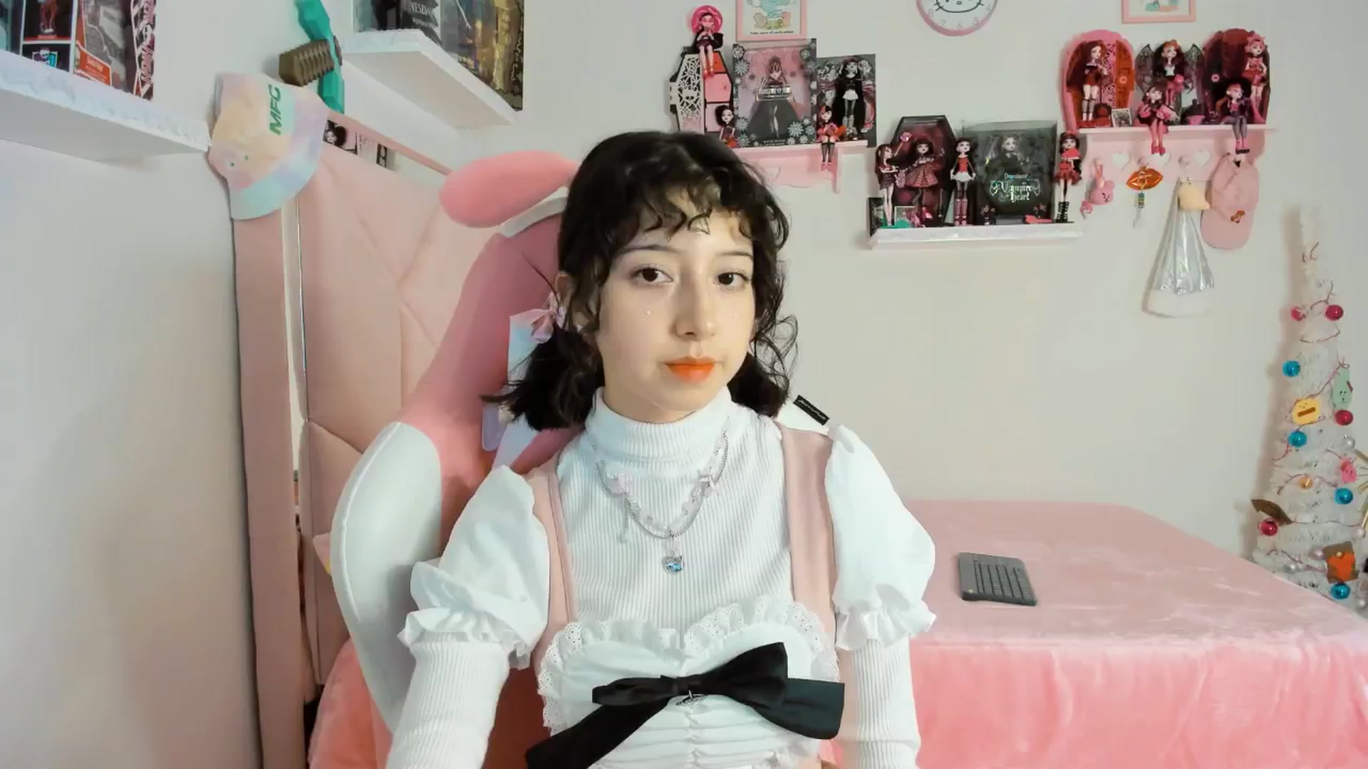 Gallery image thumbnail from Cherrycute666's myfreecams stream on, 12/19/2024, 06:22 image 19 of 20
