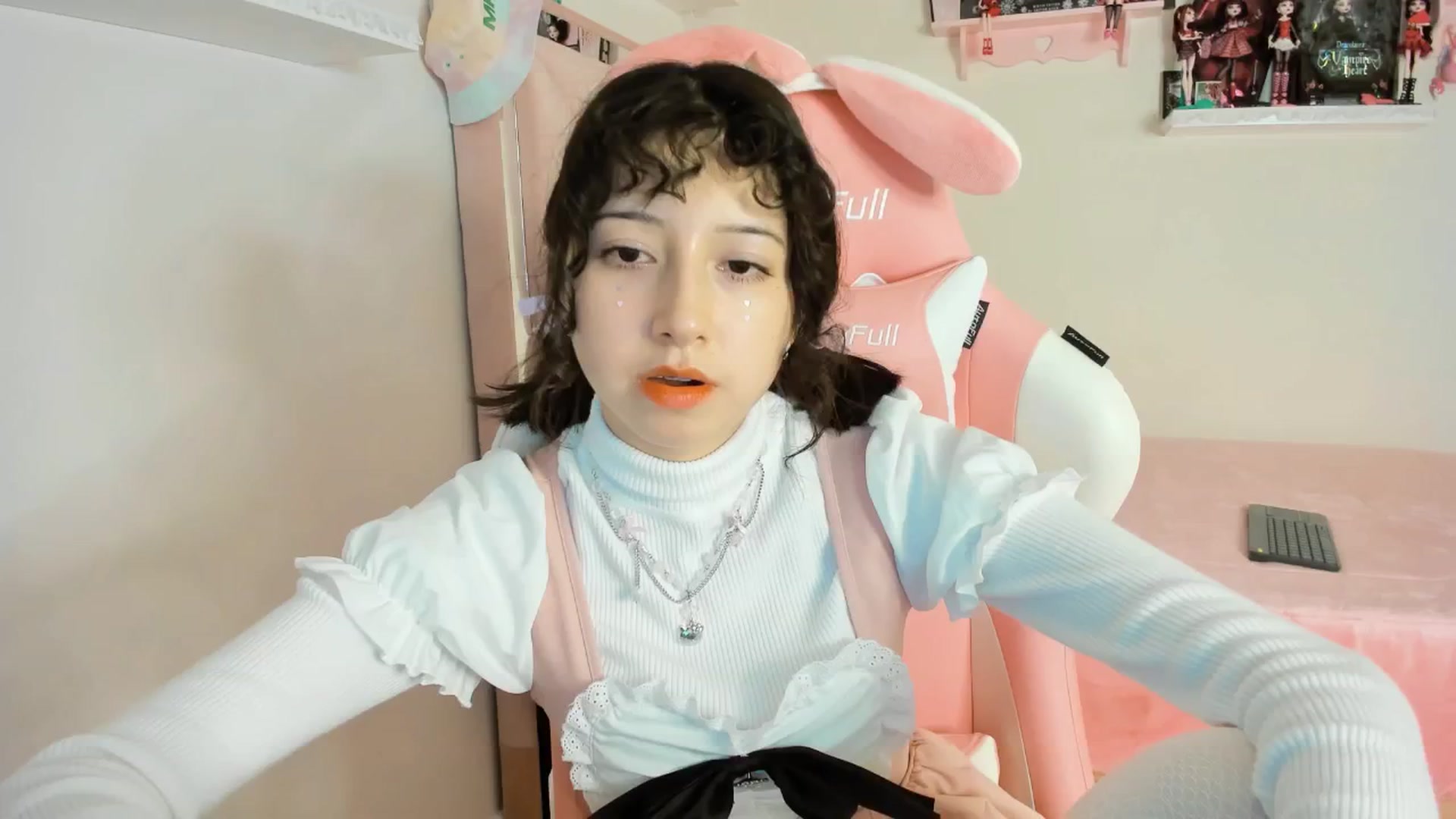 Gallery image thumbnail from Cherrycute666's myfreecams stream on, 12/19/2024, 06:22 image 12 of 20