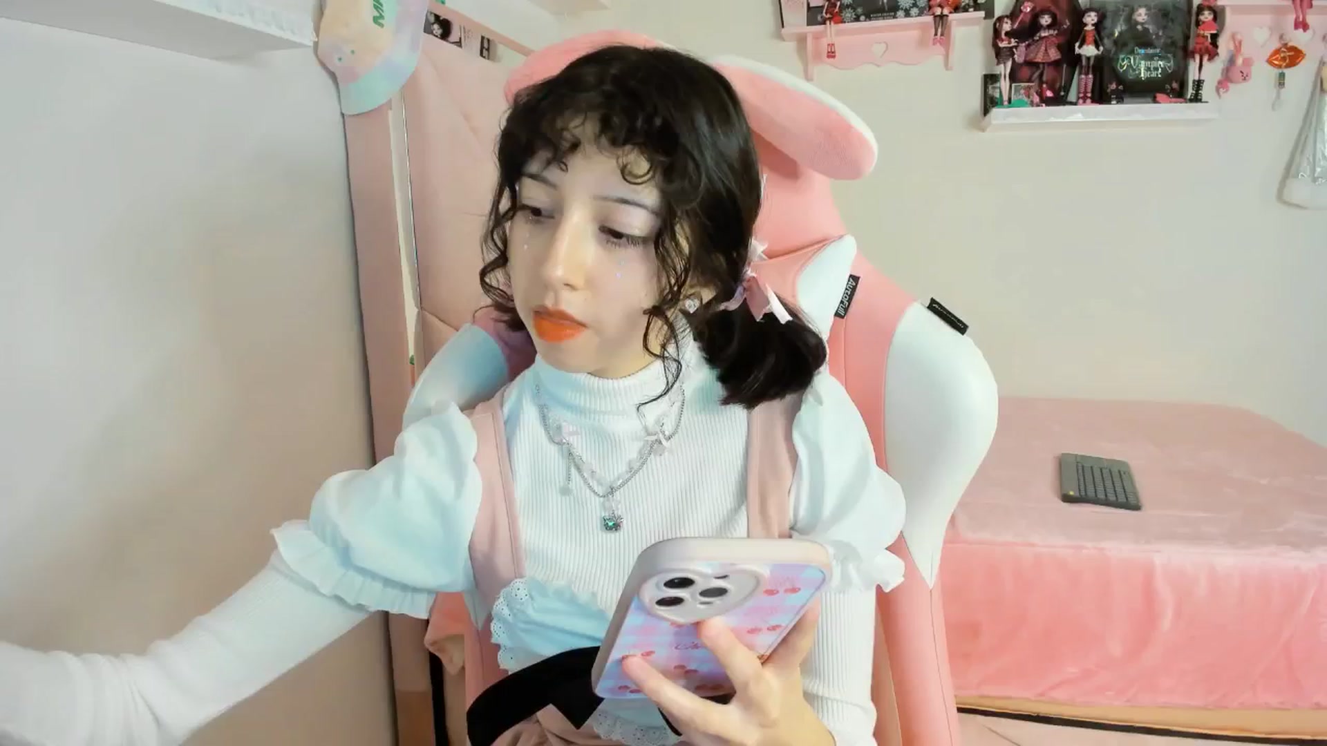 Gallery image thumbnail from Cherrycute666's myfreecams stream on, 12/19/2024, 06:22 image 9 of 20