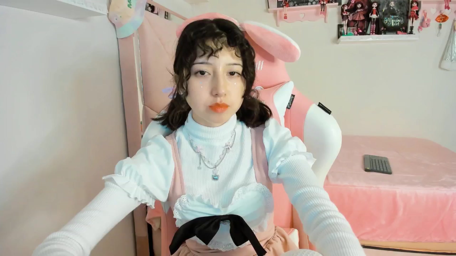 Gallery image thumbnail from Cherrycute666's myfreecams stream on, 12/19/2024, 06:22 image 10 of 20