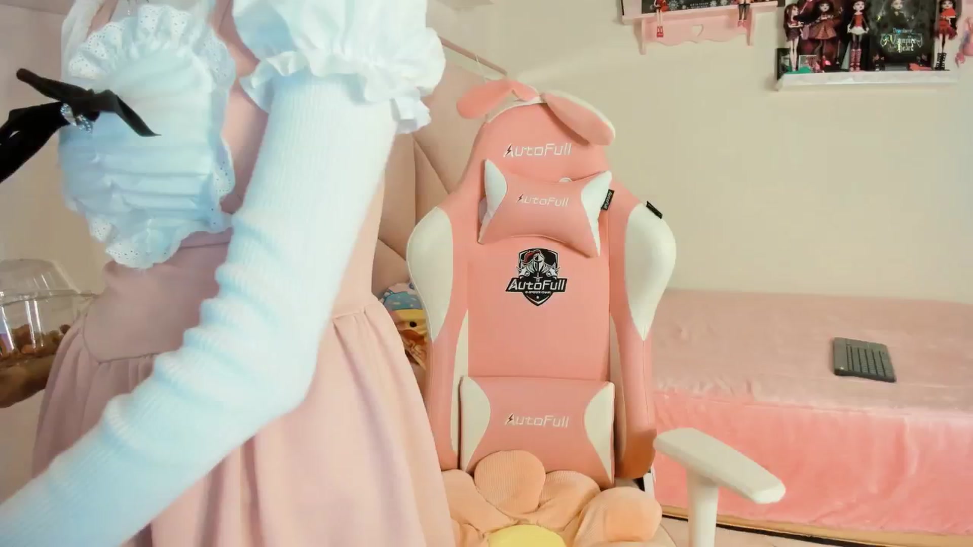 Gallery image thumbnail from Cherrycute666's myfreecams stream on, 12/19/2024, 06:22 image 14 of 20