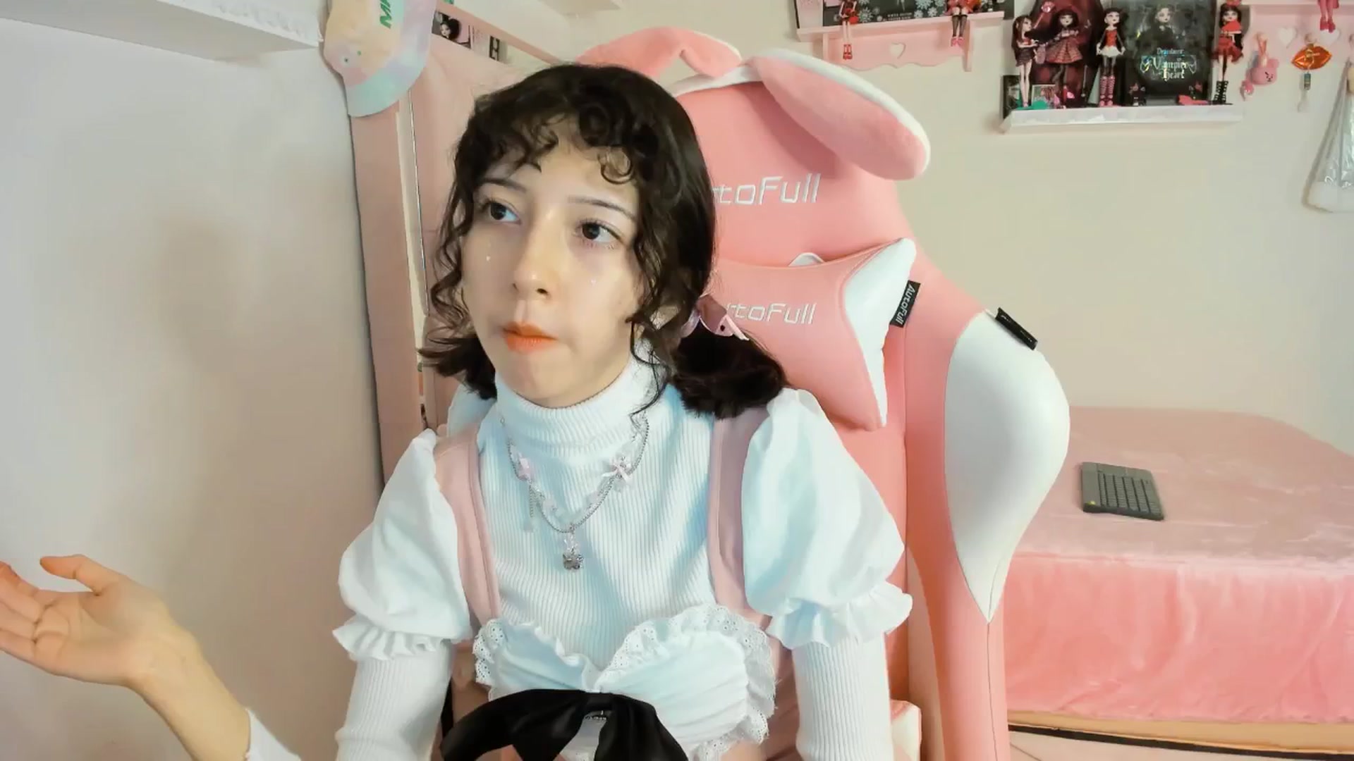 Gallery image thumbnail from Cherrycute666's myfreecams stream on, 12/19/2024, 06:22 image 11 of 20