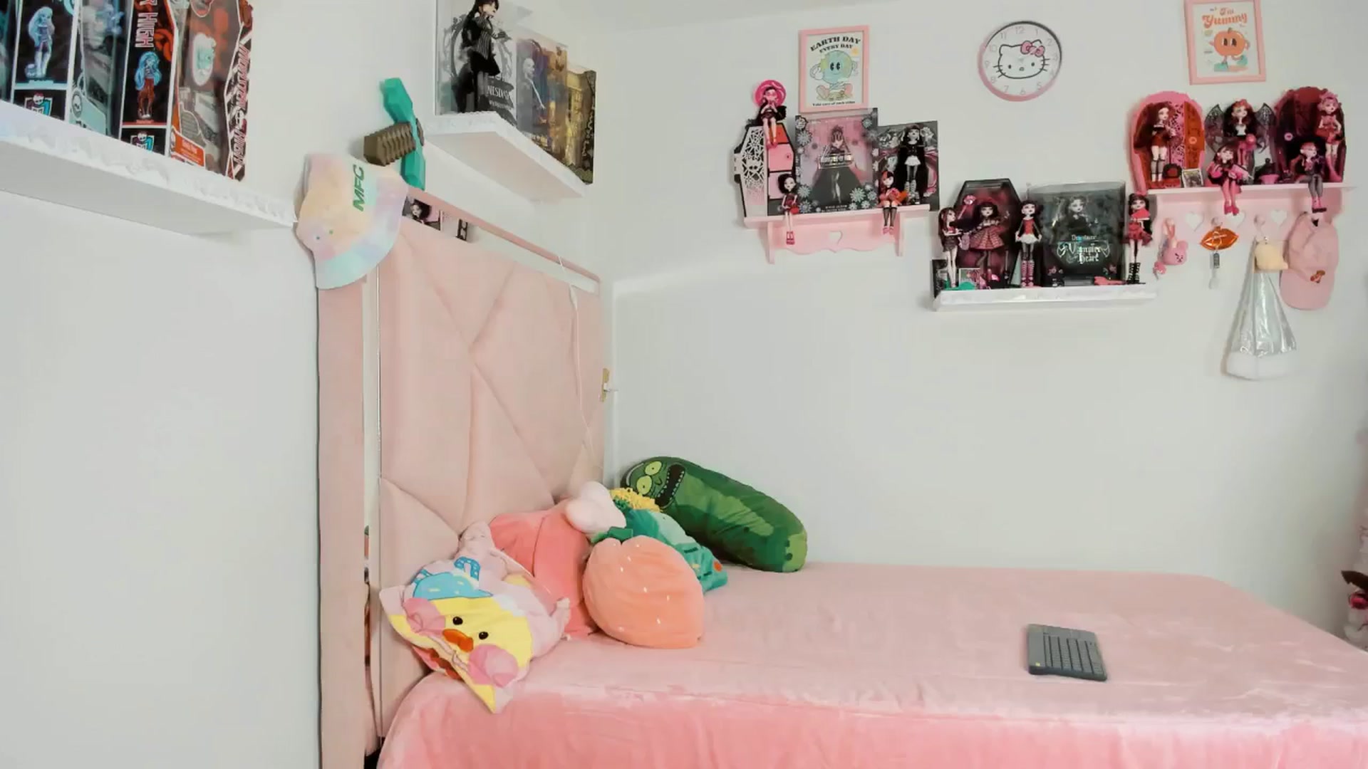 Gallery image thumbnail from Cherrycute666's myfreecams stream on, 12/19/2024, 09:23 image 6 of 20