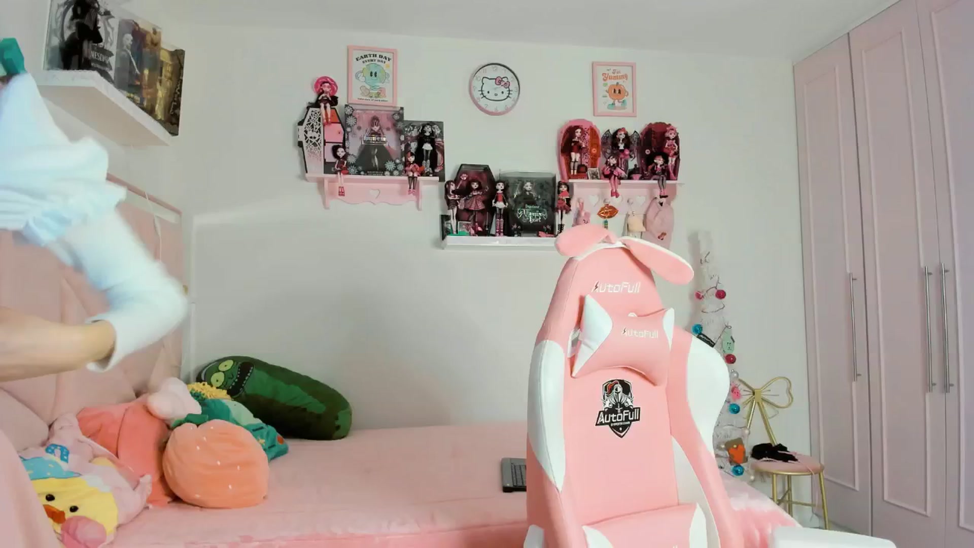 Gallery image thumbnail from Cherrycute666's myfreecams stream on, 12/19/2024, 09:23 image 12 of 20