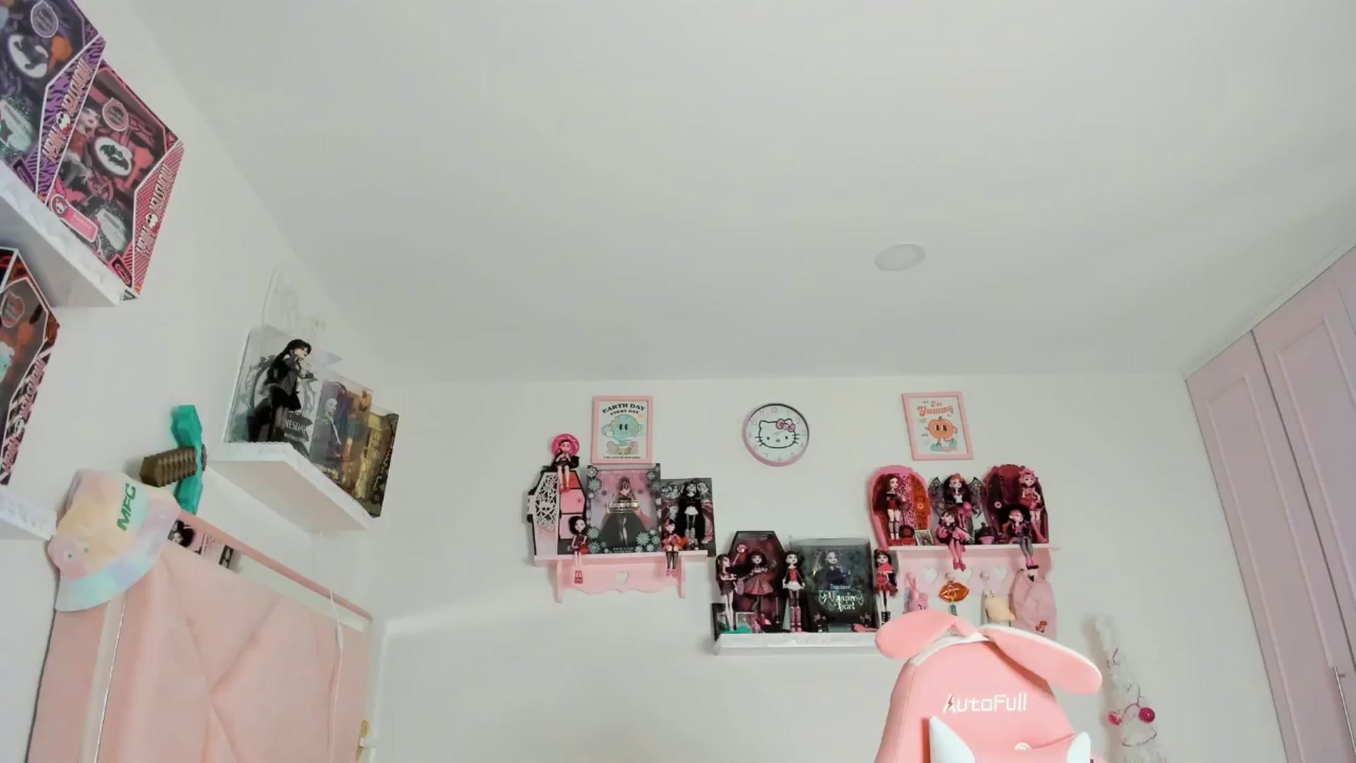 Gallery image thumbnail from Cherrycute666's myfreecams stream on, 12/19/2024, 09:23 image 13 of 20