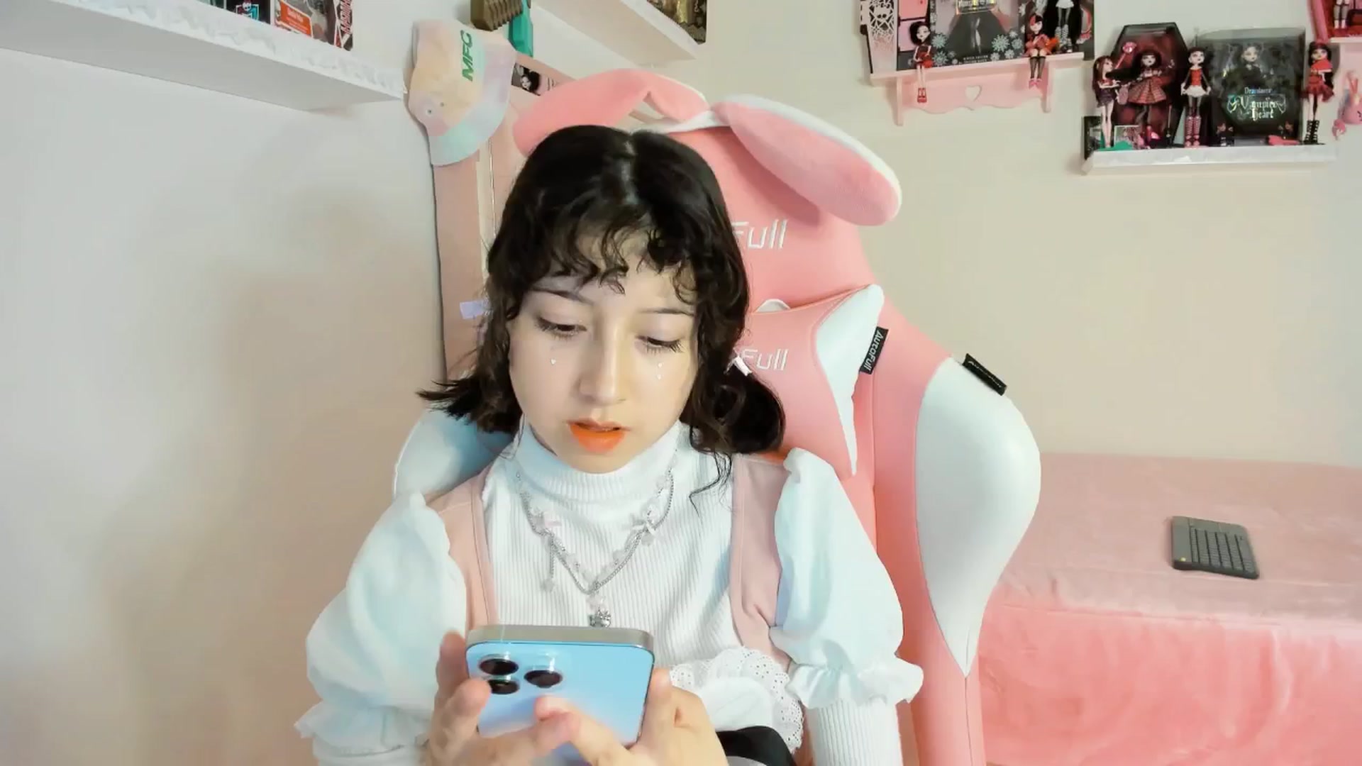 Gallery image thumbnail from Cherrycute666's myfreecams stream on, 12/19/2024, 09:23 image 1 of 20