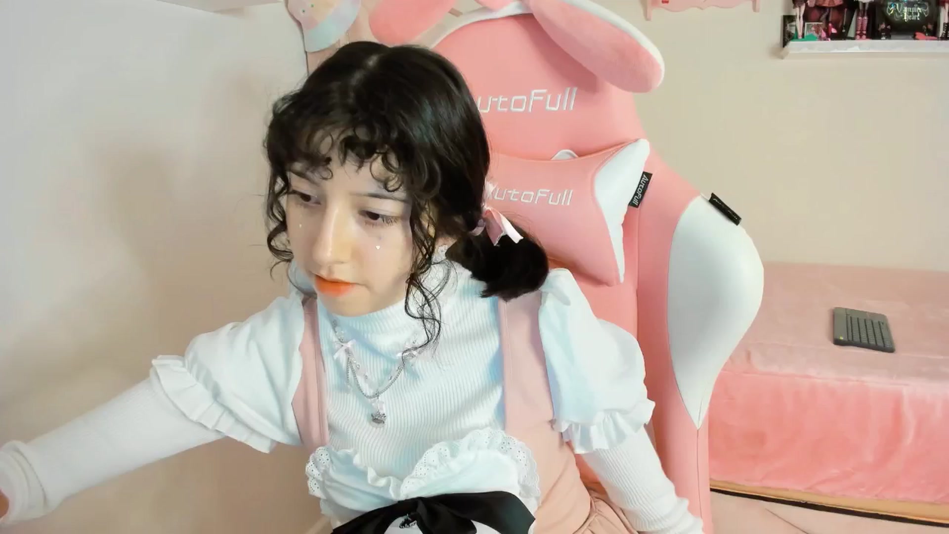 Gallery image thumbnail from Cherrycute666's myfreecams stream on, 12/19/2024, 09:23 image 3 of 20