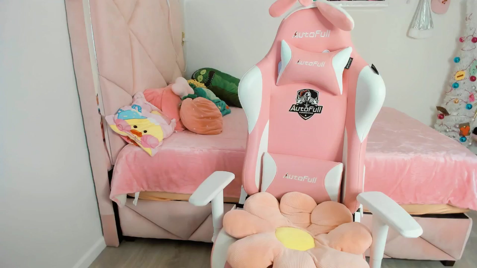 Gallery image thumbnail from Cherrycute666's myfreecams stream on, 12/19/2024, 09:23 image 11 of 20