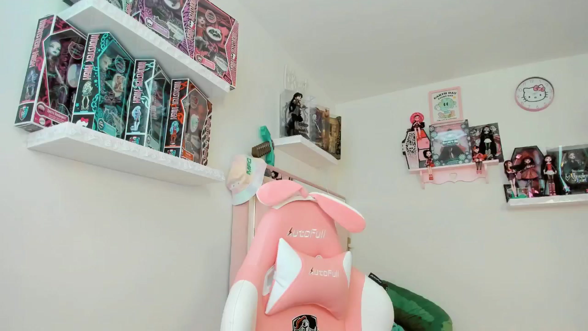 Gallery image thumbnail from Cherrycute666's myfreecams stream on, 12/19/2024, 23:09 image 17 of 20