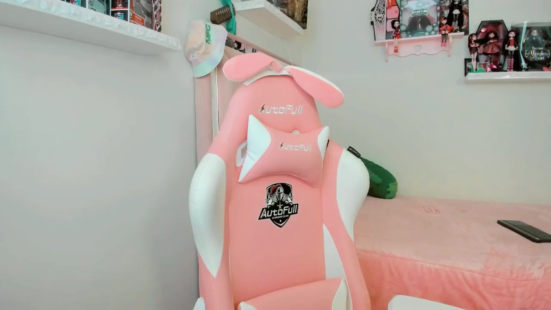 Gallery image thumbnail from Cherrycute666's myfreecams stream on, 12/19/2024, 23:09 image 11 of 20