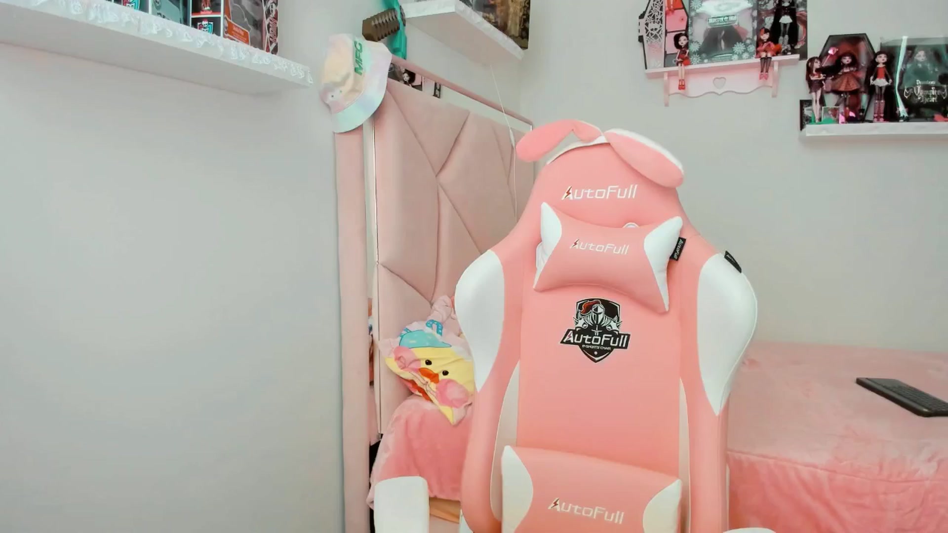 Gallery image thumbnail from Cherrycute666's myfreecams stream on, 12/19/2024, 23:09 image 2 of 20