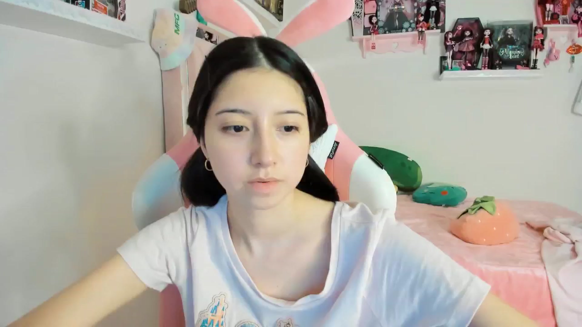 Gallery image thumbnail from Cherrycute666's myfreecams stream on, 12/20/2024, 06:00 image 18 of 20