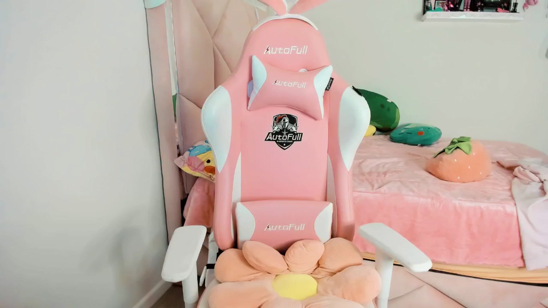 Gallery image thumbnail from Cherrycute666's myfreecams stream on, 12/20/2024, 06:00 image 13 of 20