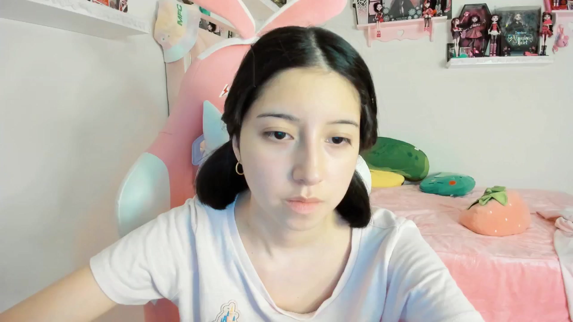 Gallery image thumbnail from Cherrycute666's myfreecams stream on, 12/20/2024, 06:00 image 15 of 20