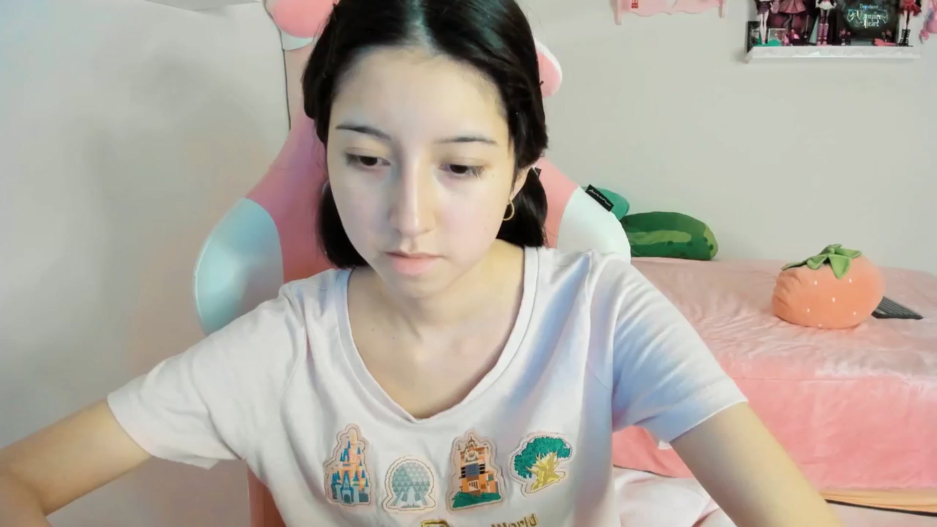 Gallery image thumbnail from Cherrycute666's myfreecams stream on, 12/20/2024, 06:00 image 4 of 20