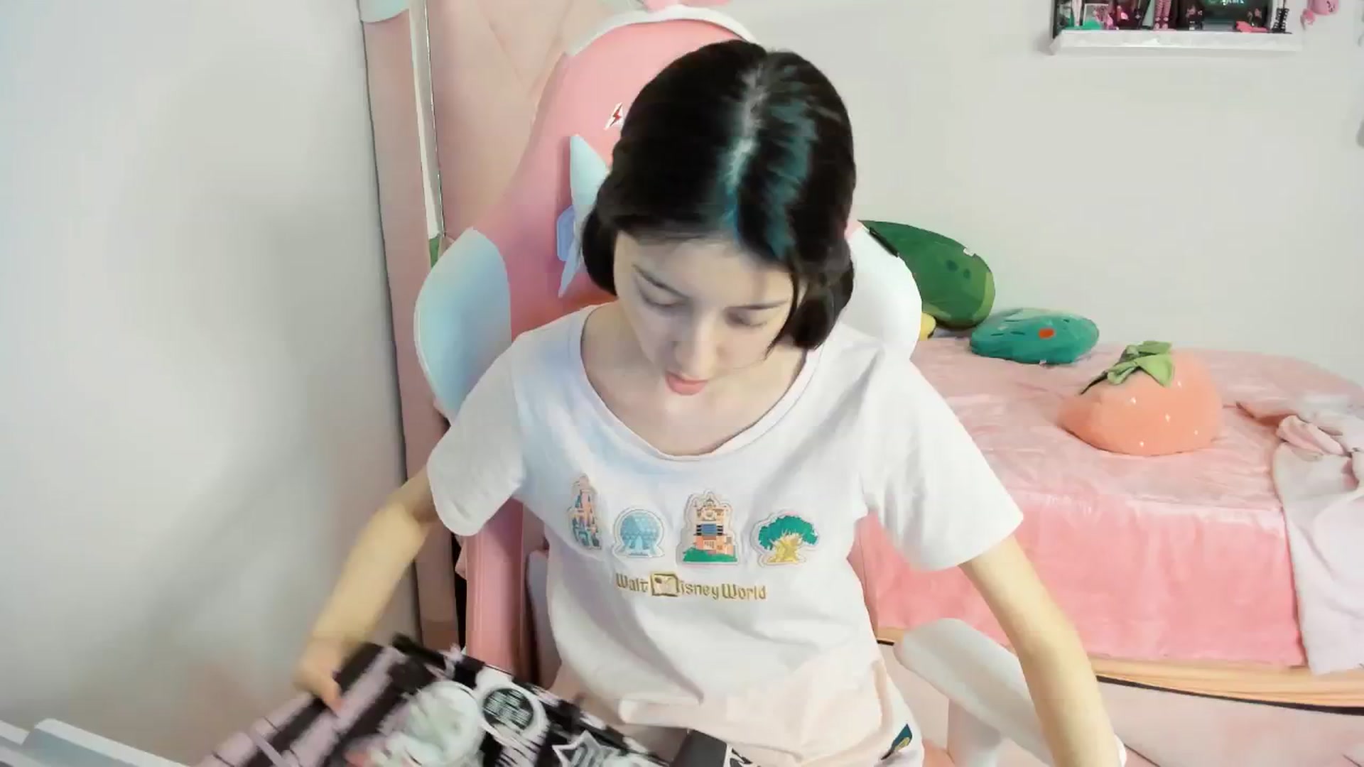 Gallery image thumbnail from Cherrycute666's myfreecams stream on, 12/20/2024, 06:00 image 12 of 20