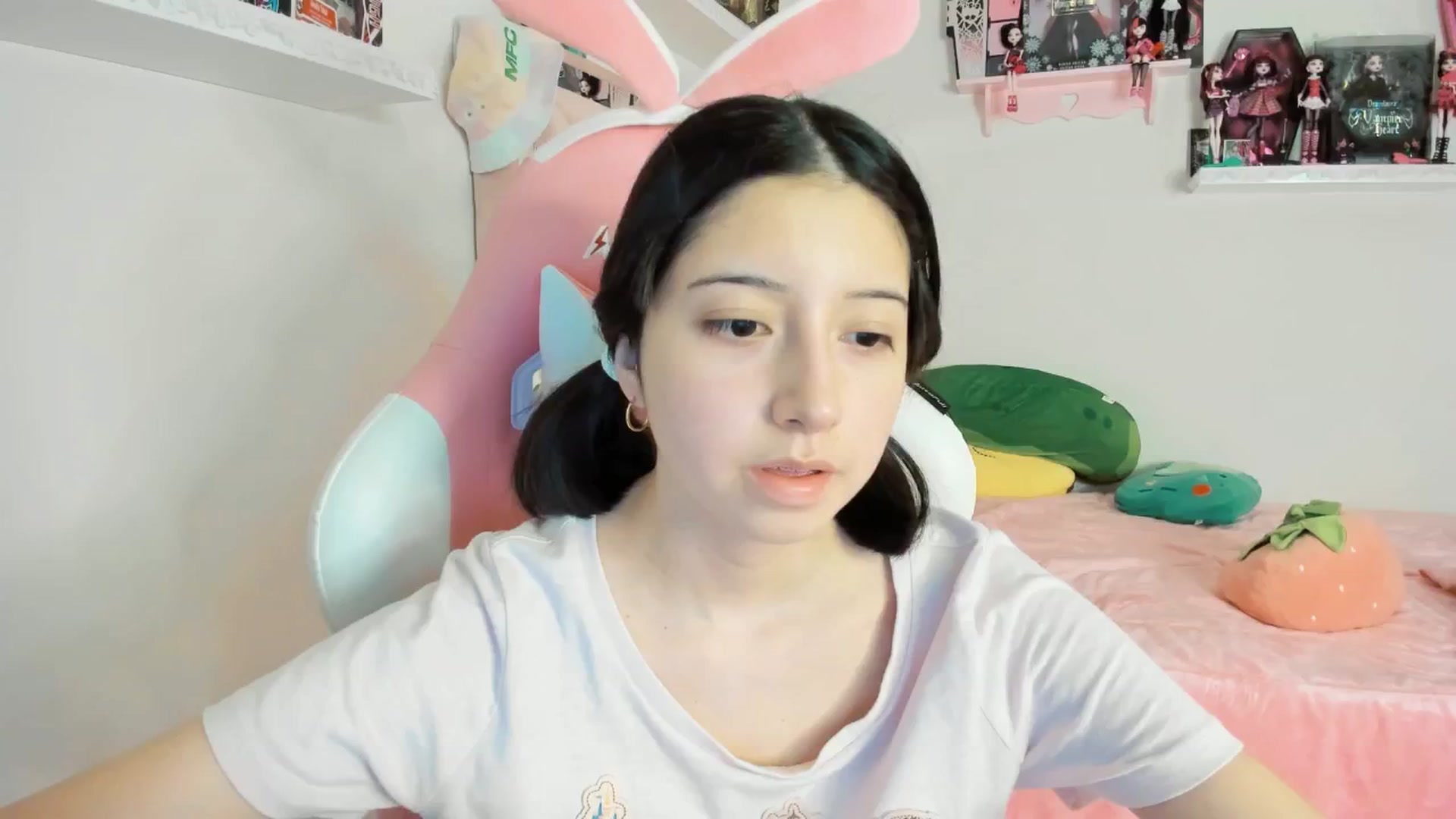 Gallery image thumbnail from Cherrycute666's myfreecams stream on, 12/20/2024, 06:00 image 17 of 20