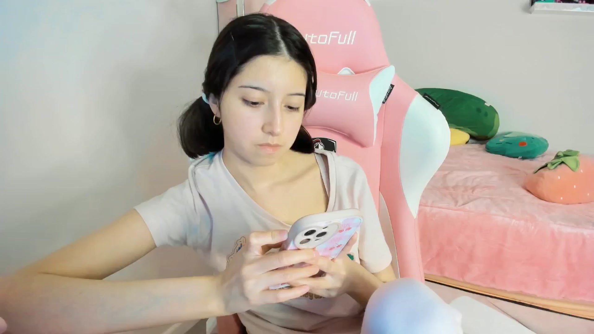 Gallery image thumbnail from Cherrycute666's myfreecams stream on, 12/20/2024, 06:32 image 10 of 20
