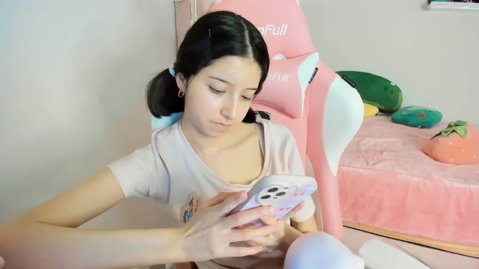 Gallery image thumbnail from Cherrycute666's myfreecams stream on, 12/20/2024, 06:32 image 9 of 20