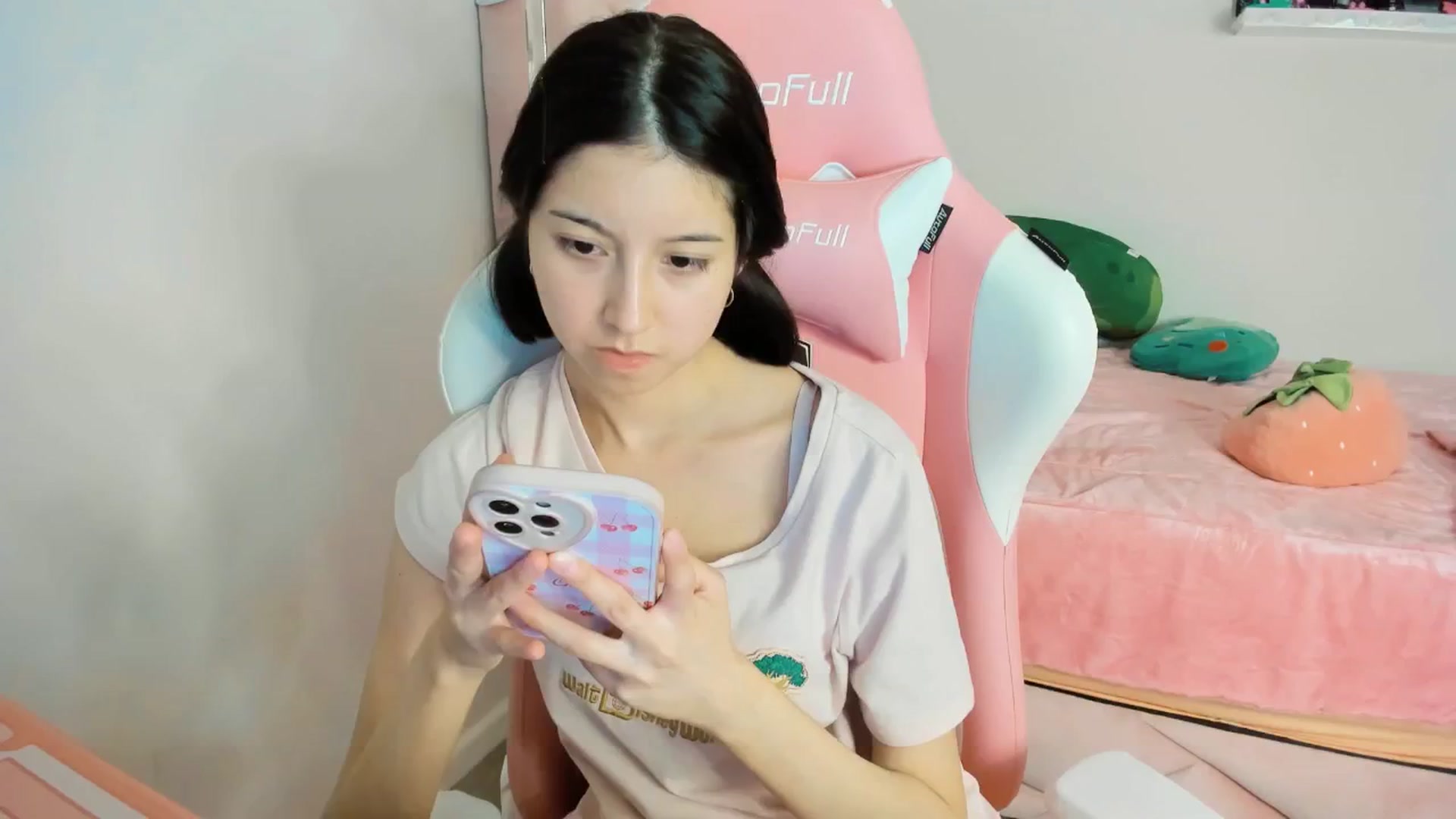 Gallery image thumbnail from Cherrycute666's myfreecams stream on, 12/20/2024, 06:32 image 13 of 20
